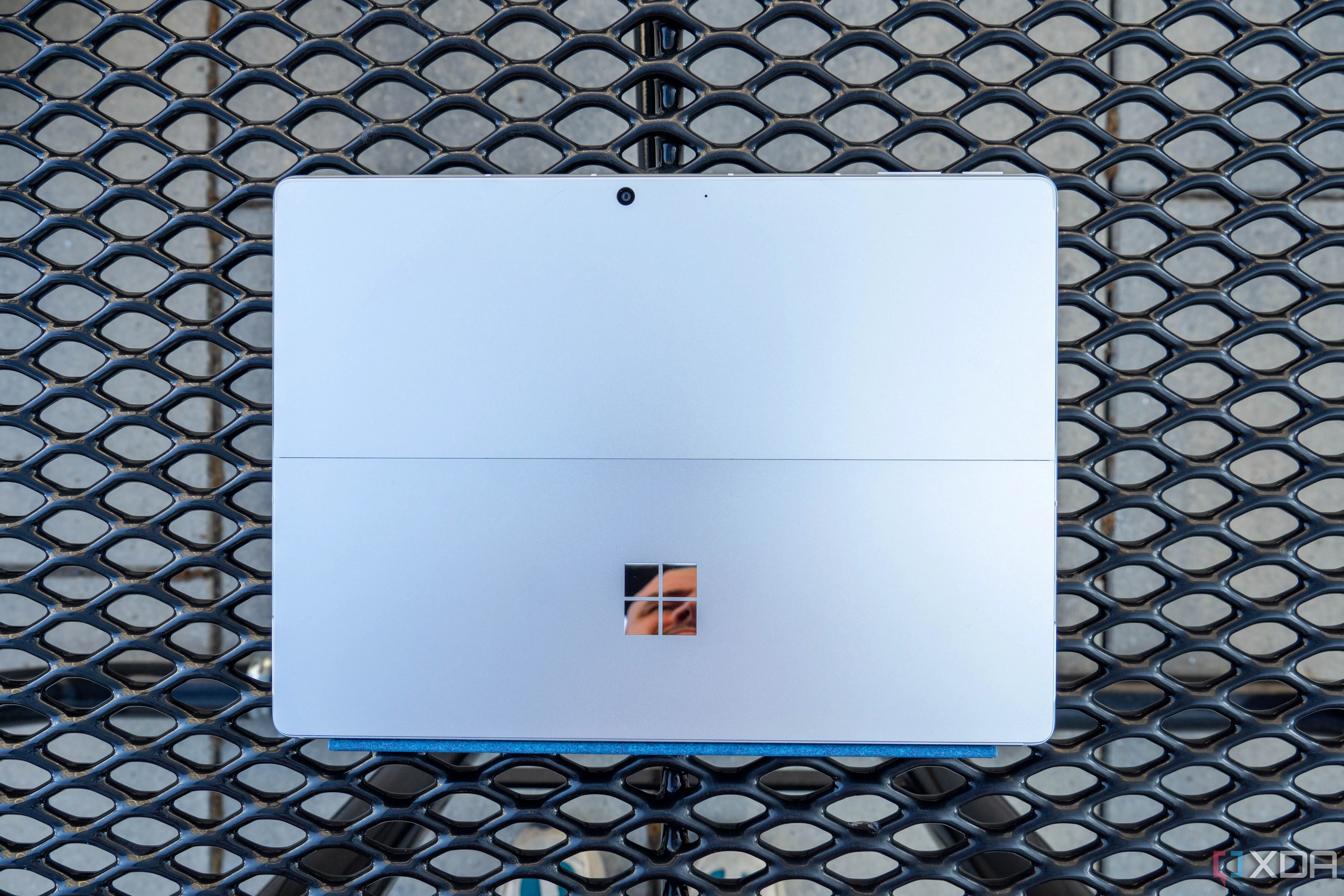 Microsoft Surface Pro 11 phiên bản 5G với thiết kế mỏng nhẹ, sang trọng