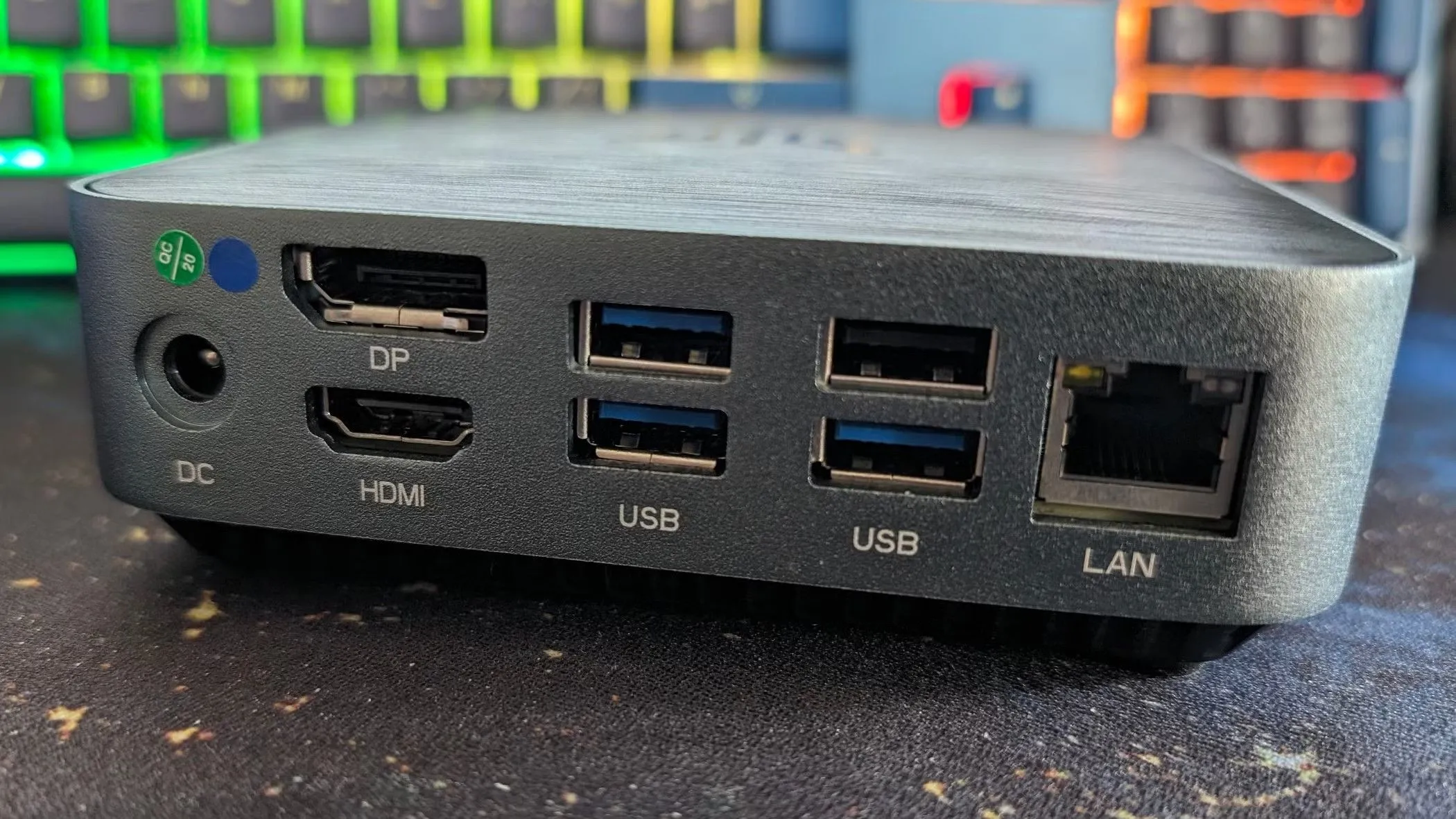Mini PC Intel N100 với đầy đủ các cổng kết nối quan trọng cho trải nghiệm game retro mượt mà