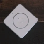 Mô hình thiết bị Home Assistant Voice Preview Edition nhìn từ trên xuống, thể hiện khả năng điều khiển giọng nói tự chủ cho nhà thông minh.