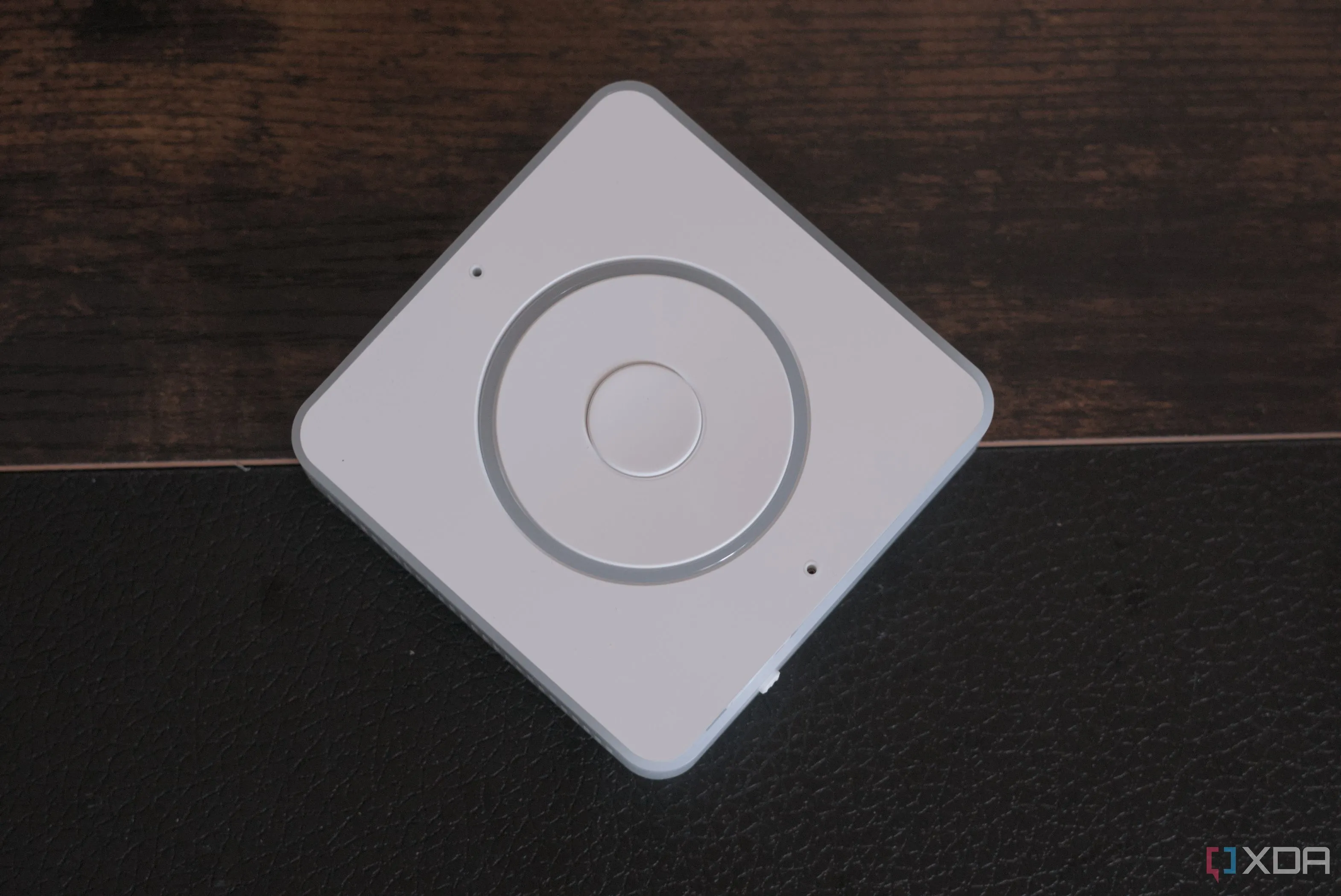 Mô hình thiết bị Home Assistant Voice Preview Edition nhìn từ trên xuống, thể hiện khả năng điều khiển giọng nói tự chủ cho nhà thông minh.
