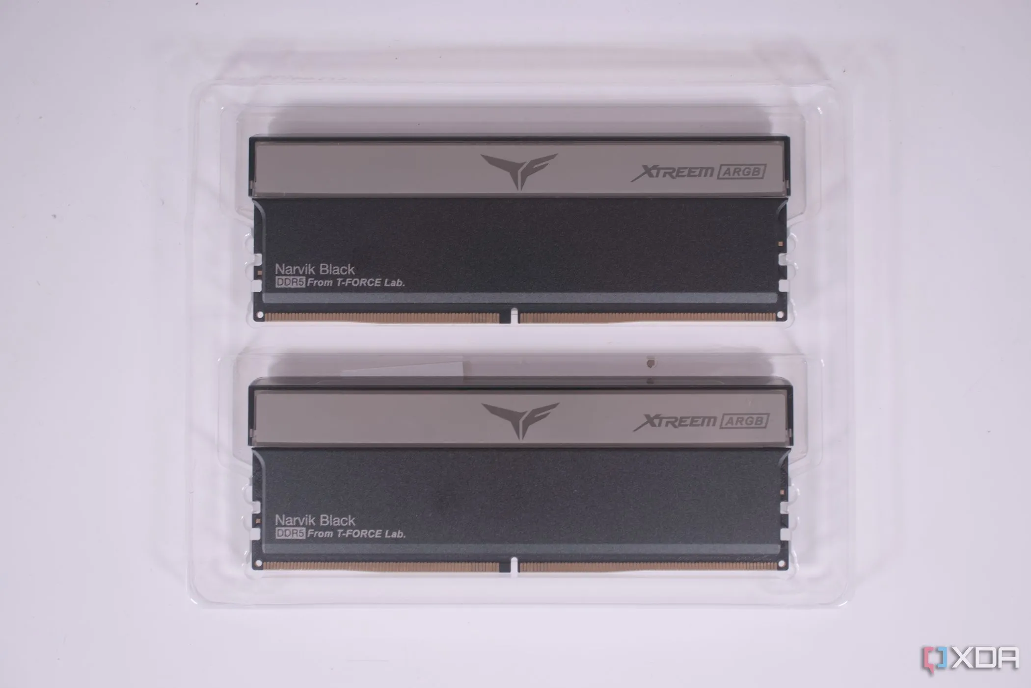 Mở hộp bộ RAM TeamGroup T-FORCE XTREE ARGB DDR5, cho thấy các mô-đun bộ nhớ hiệu suất cao với đèn LED RGB.