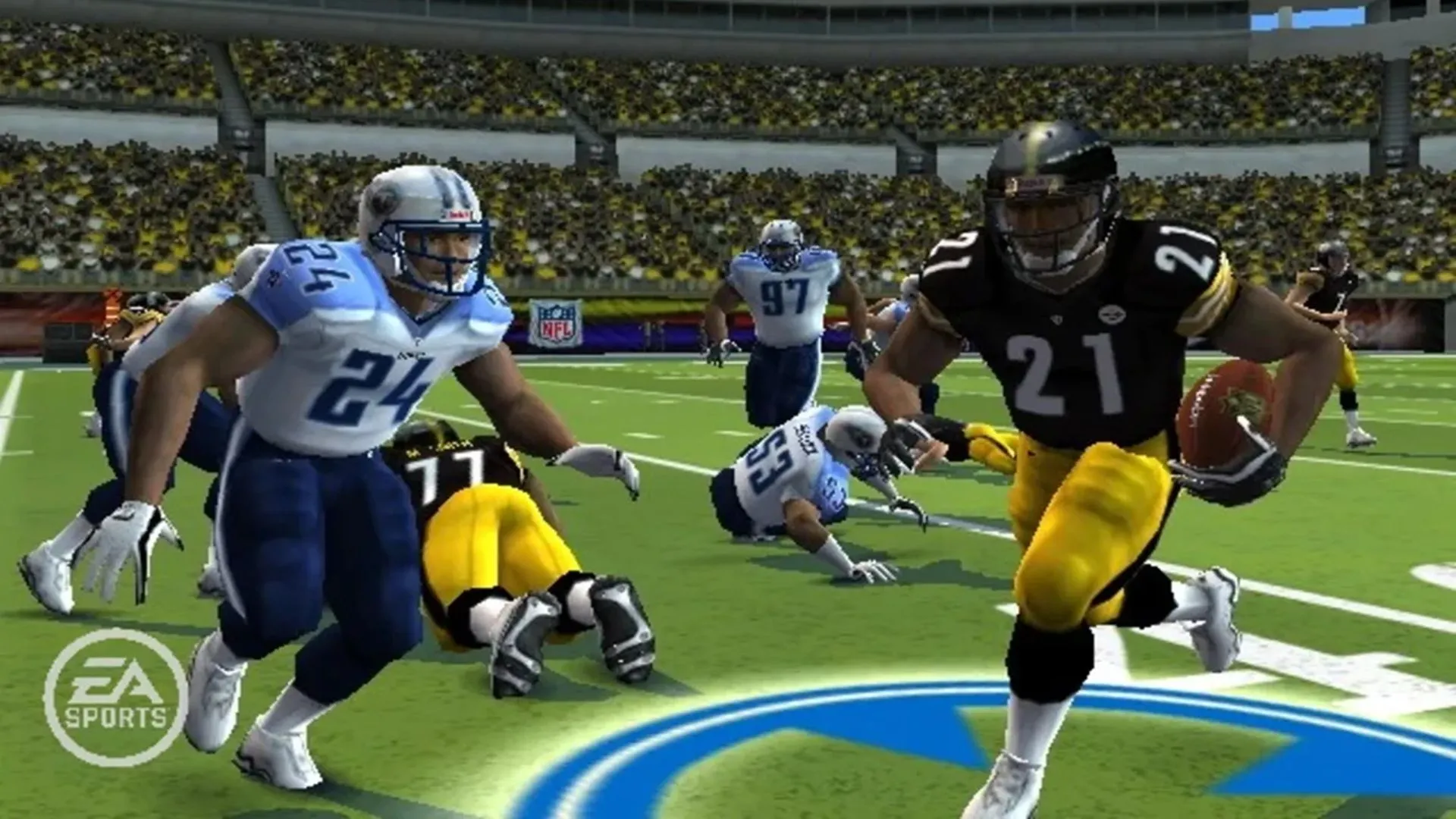 Mô tả hình ảnh gameplay sống động của tựa game bóng bầu dục Madden NFL 09 trên Xbox 360, thể hiện trận đấu kịch tính trên sân cỏ.