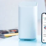 Modem cáp Xfinity XFi và giao diện điều khiển ứng dụng, minh họa thiết bị mạng gia đình có mật khẩu mặc định kém an toàn