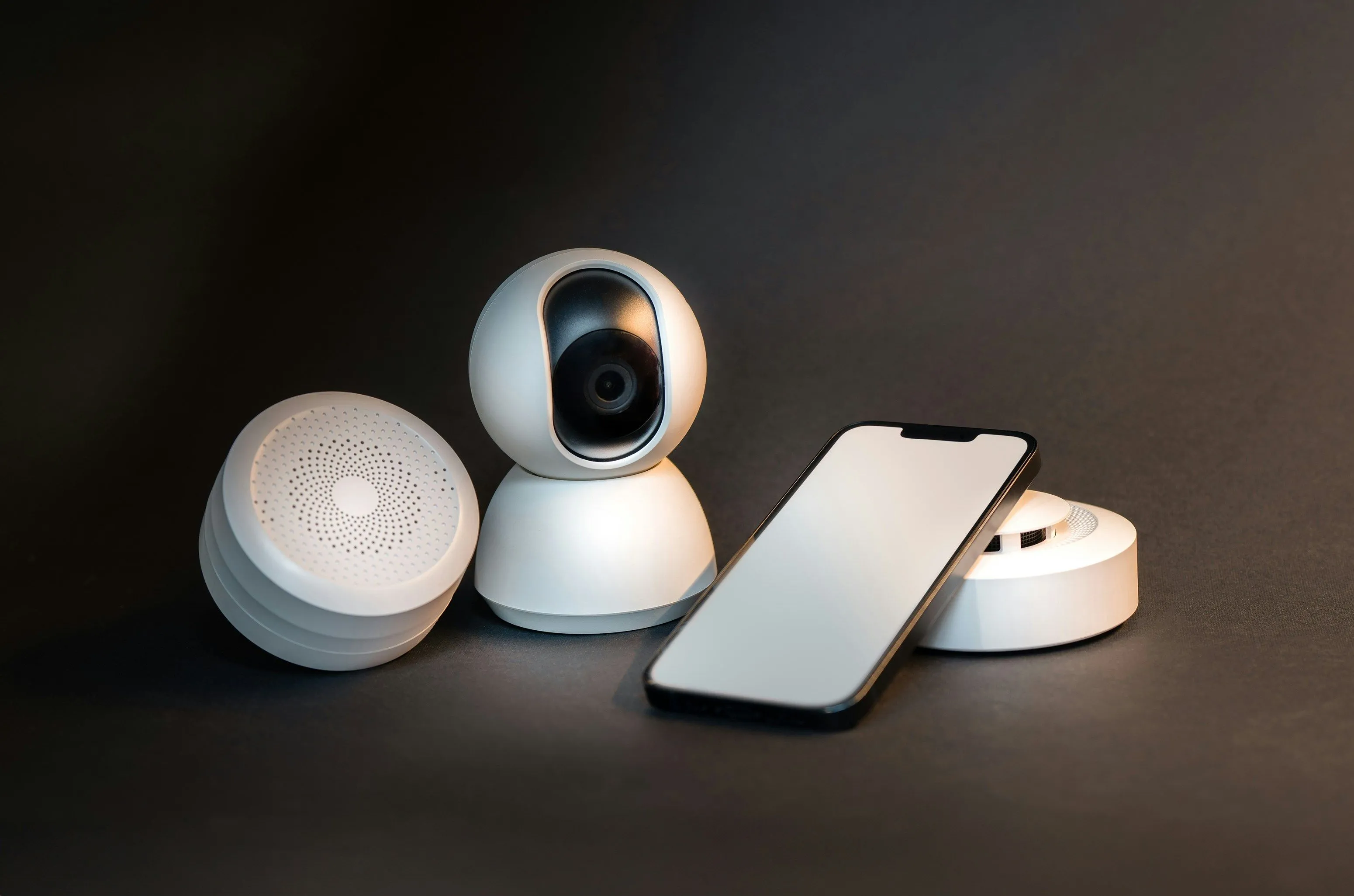 Một chiếc điện thoại thông minh và camera an ninh web cam, minh họa hệ thống giám sát