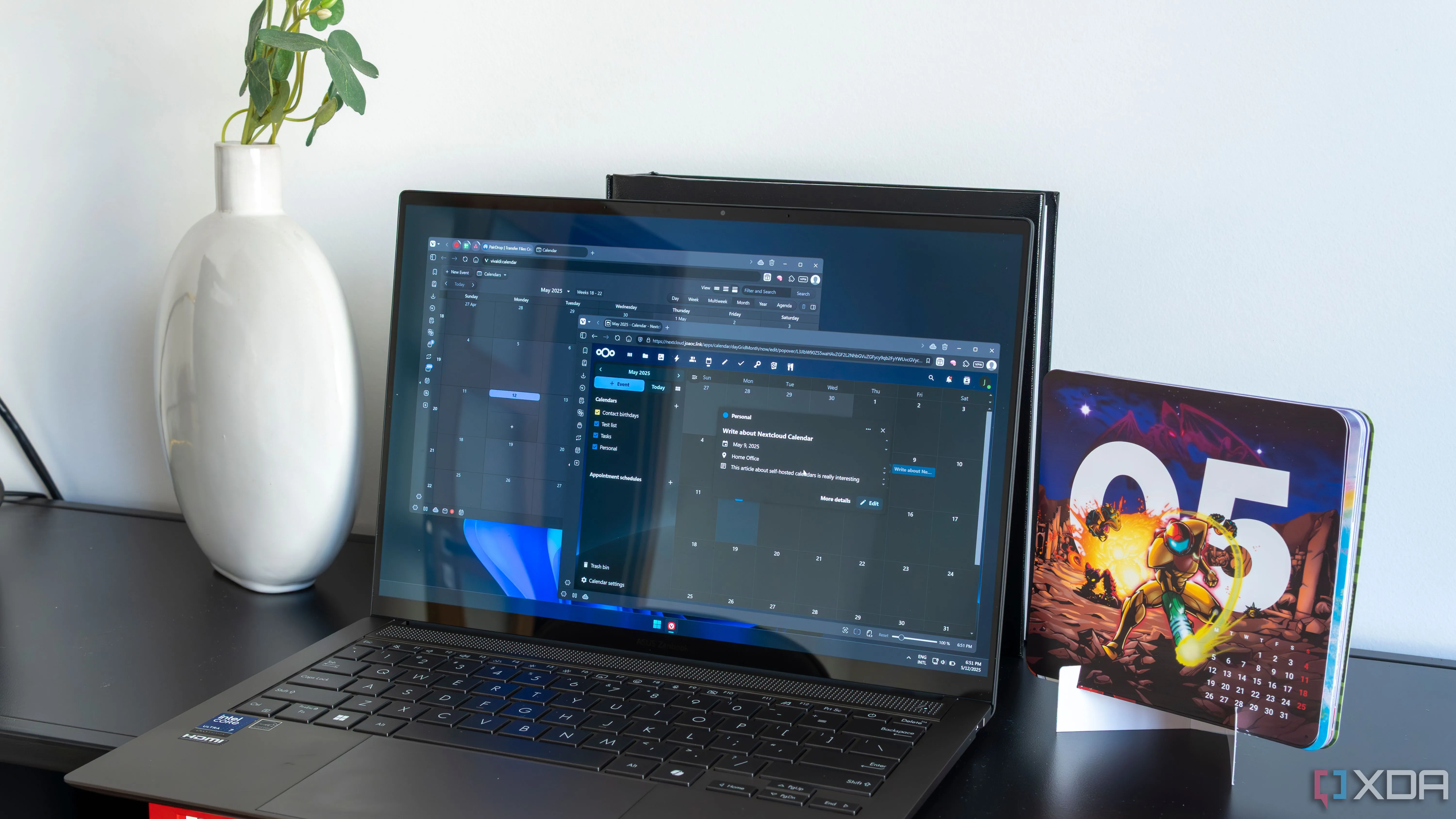Một chiếc laptop hiển thị giao diện lịch của Nextcloud và Vivaldi, minh họa các dịch vụ tự host