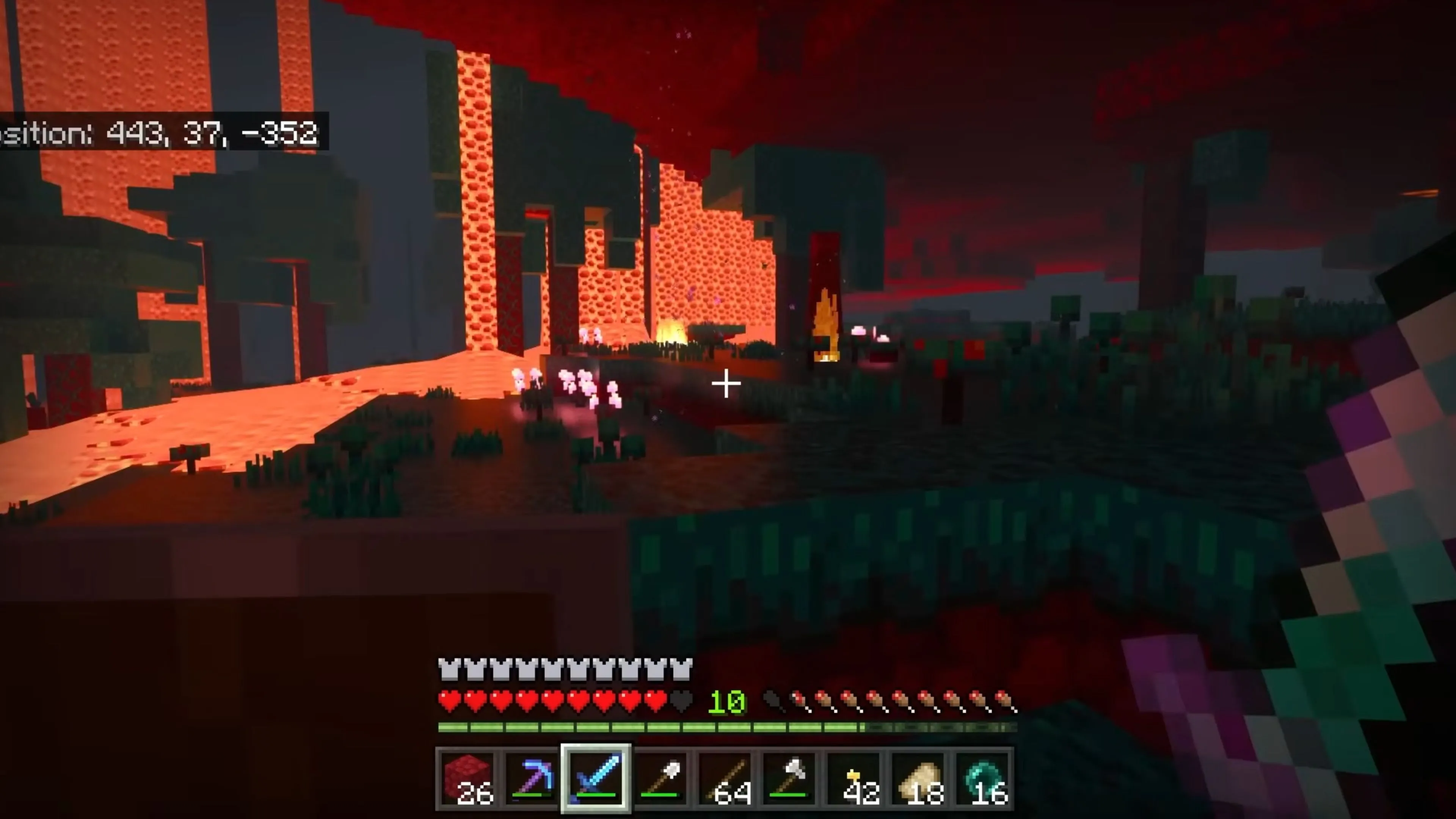 Một hang động kỳ vĩ trong Minecraft với các khối khoáng sản quý hiếm và thác nước, thể hiện yếu tố khám phá và khai thác tài nguyên.