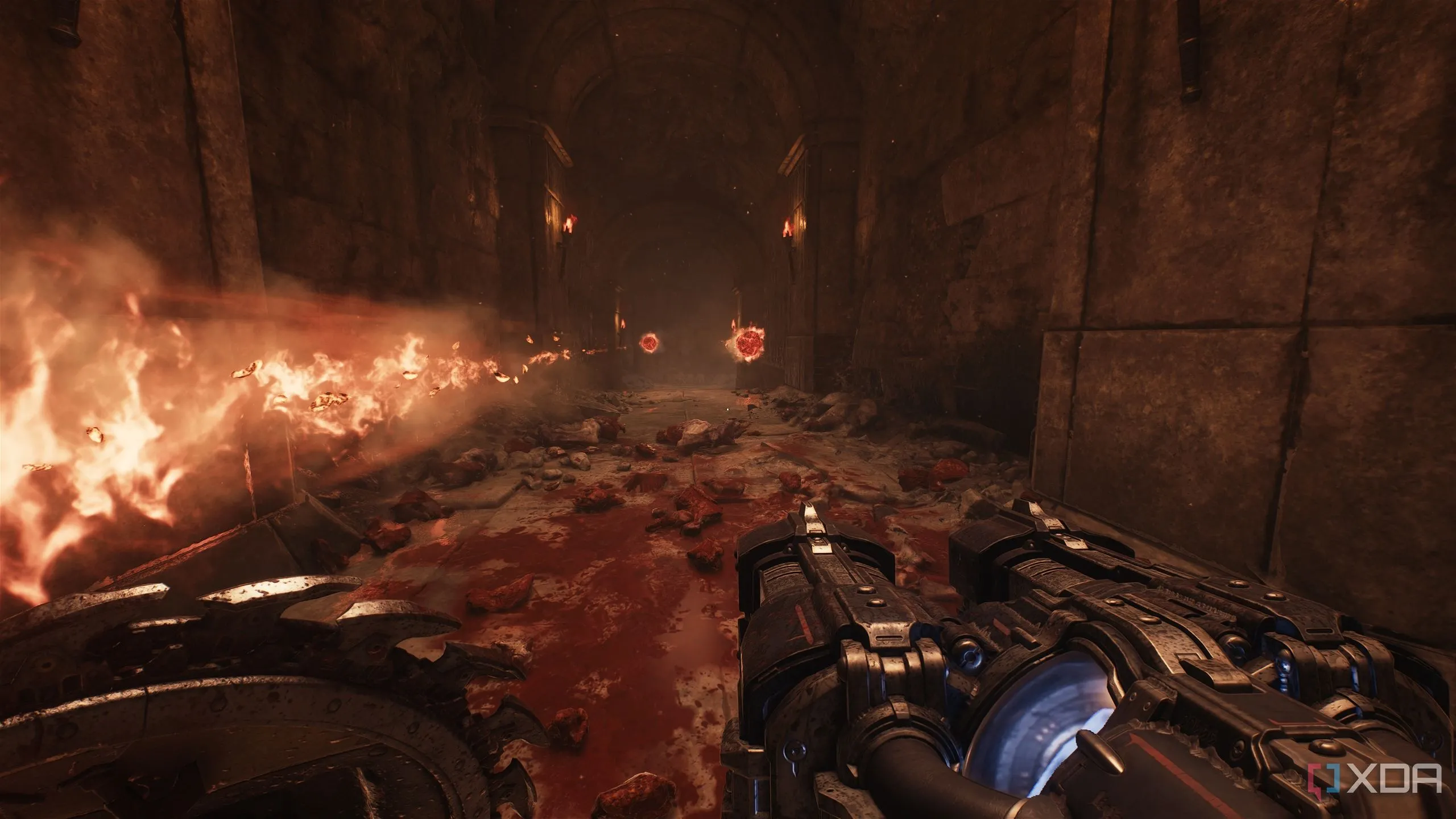 Một hành lang với nhiều vật thể lửa bay về phía Doom Slayer trong Doom The Dark Ages