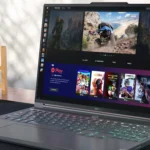 Một laptop Legion Slim 7i Hero hiển thị giao diện Xbox Game Pass, minh họa lý do người chơi Doom The Dark Ages lựa chọn dịch vụ này thay vì Steam.
