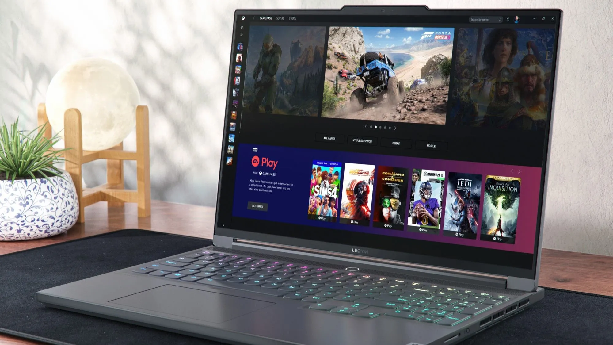 Một laptop Legion Slim 7i Hero hiển thị giao diện Xbox Game Pass, minh họa lý do người chơi Doom The Dark Ages lựa chọn dịch vụ này thay vì Steam.