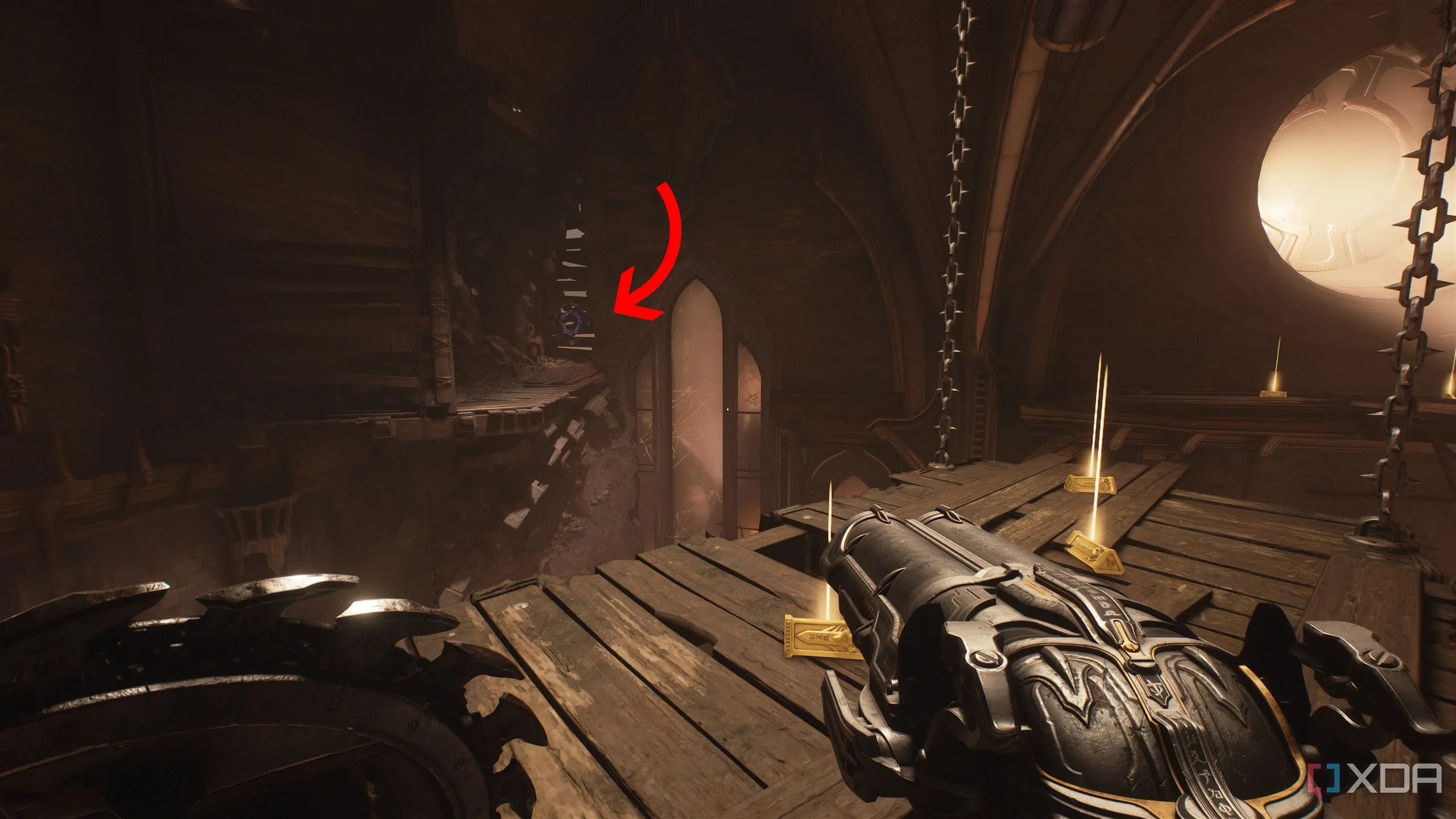 Một mũi tên chỉ vào một bức tường gỗ có thể đập vỡ với biểu tượng Shield Charge màu vàng, ẩn ở phía xa trong Doom The Dark Ages Chapter 7.