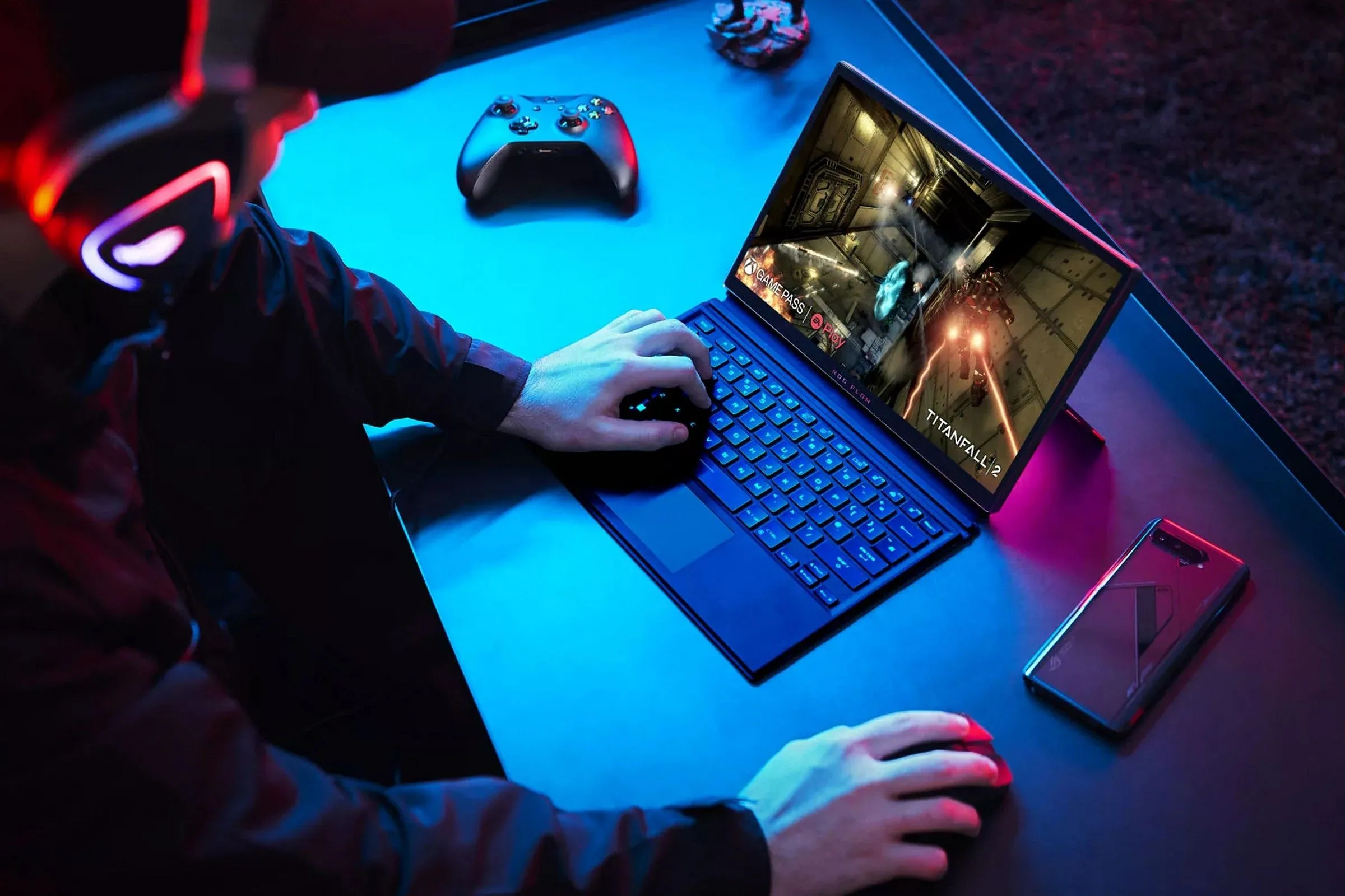 Một người đang trải nghiệm game trên laptop lai máy tính bảng Asus ROG Flow Z13, thể hiện khả năng của chip tích hợp.