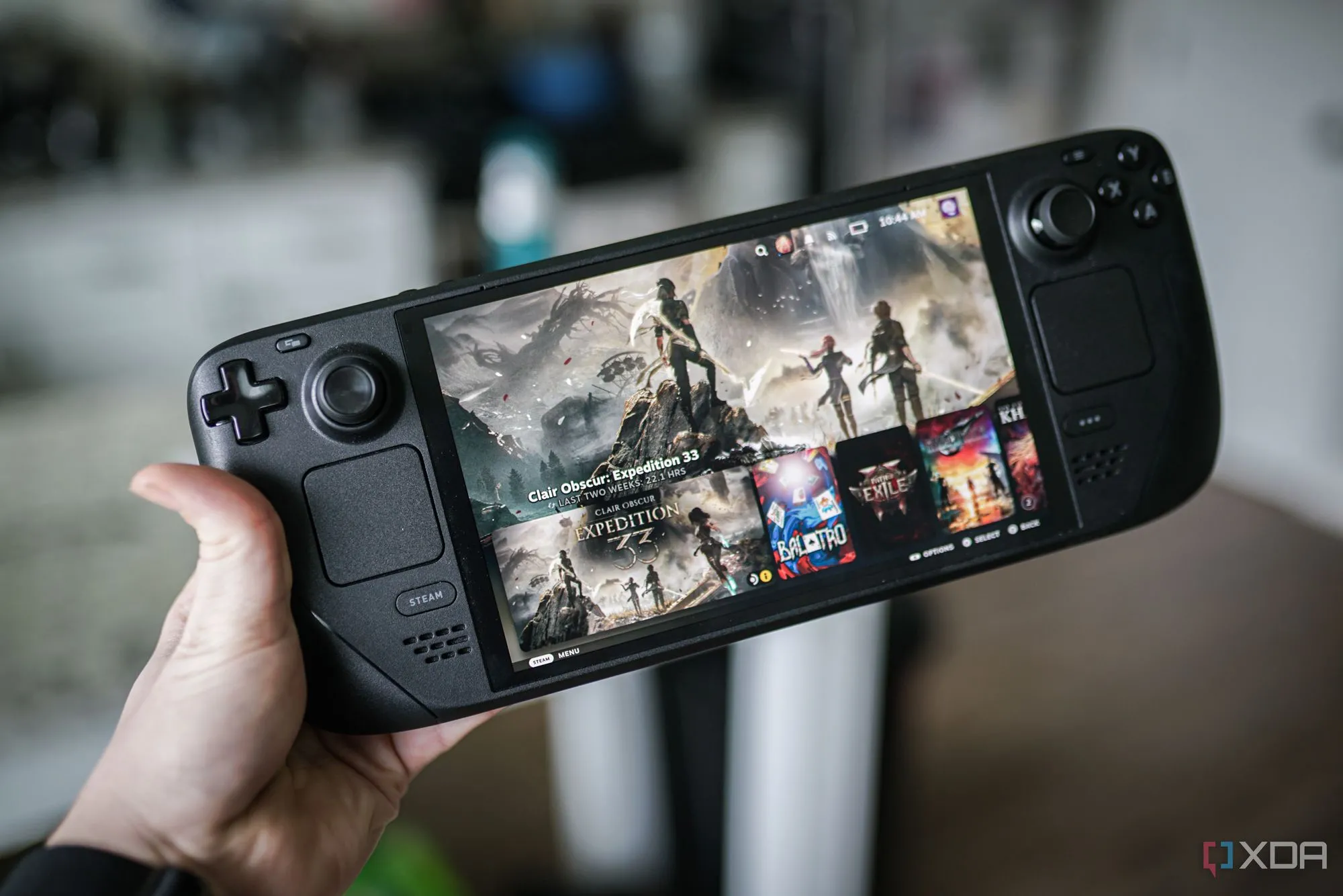 Một người dùng đang cầm Steam Deck, minh họa khả năng tùy chỉnh BIOS và hệ thống nâng cao.