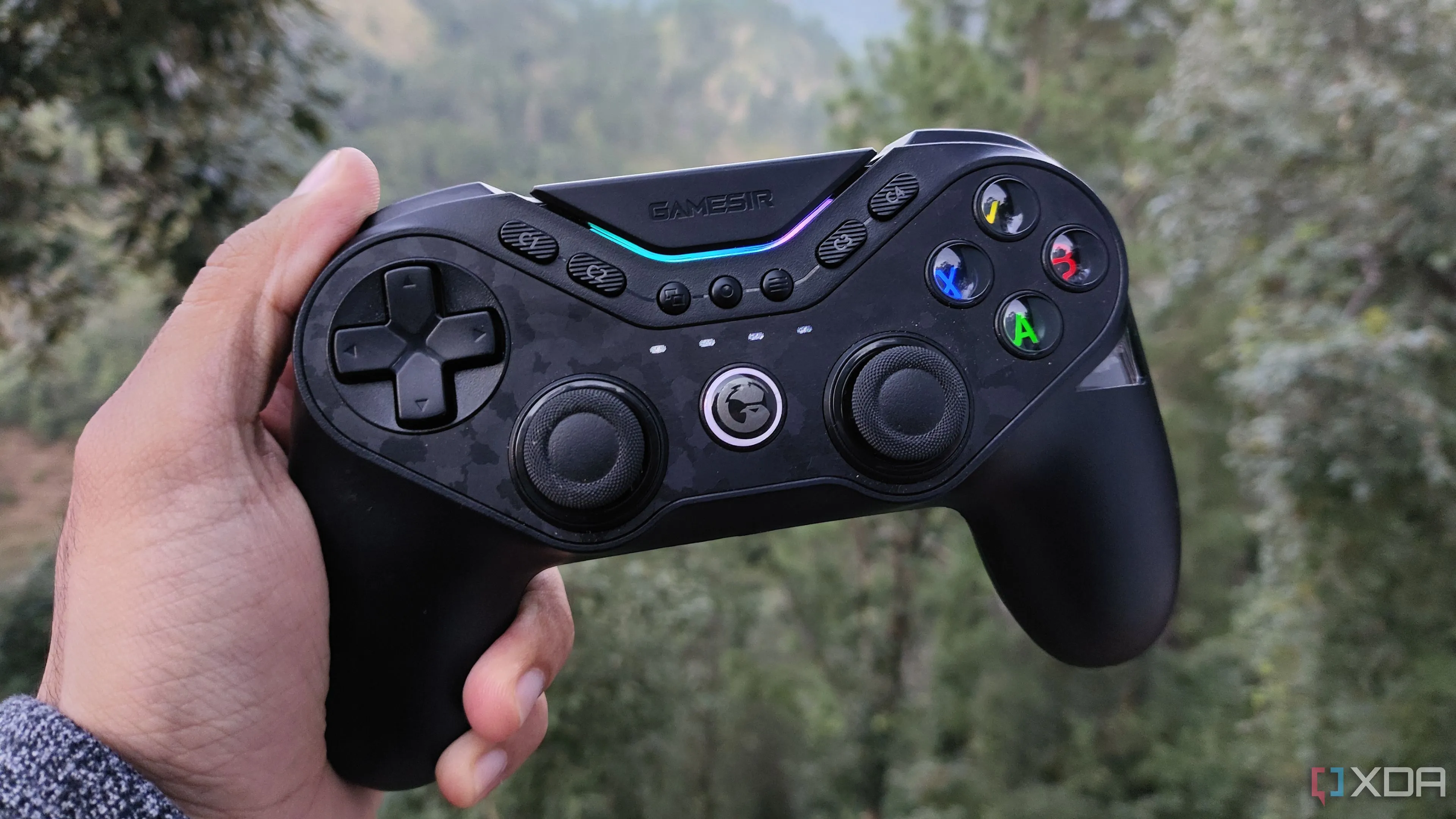 Người chơi cầm bộ điều khiển GameSir Tarantula Pro, biểu tượng cho trải nghiệm chơi game giả lập