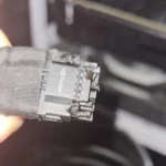Người dùng cầm đầu nối 12VHPWR bị cháy của card đồ họa RTX 4090