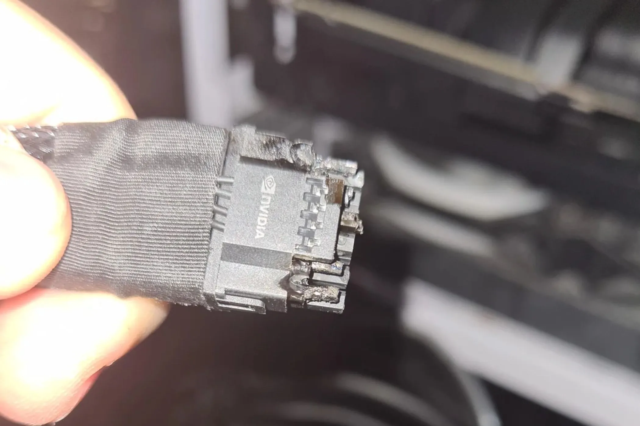 Người dùng cầm đầu nối 12VHPWR bị cháy của card đồ họa RTX 4090