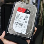 Người dùng cầm ổ cứng HDD Seagate để sao lưu dữ liệu dự phòng