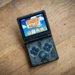 Người dùng chơi game Stardew Valley trên Anbernic RG35XXSP qua Moonlight, minh họa khả năng của máy chơi game cầm tay