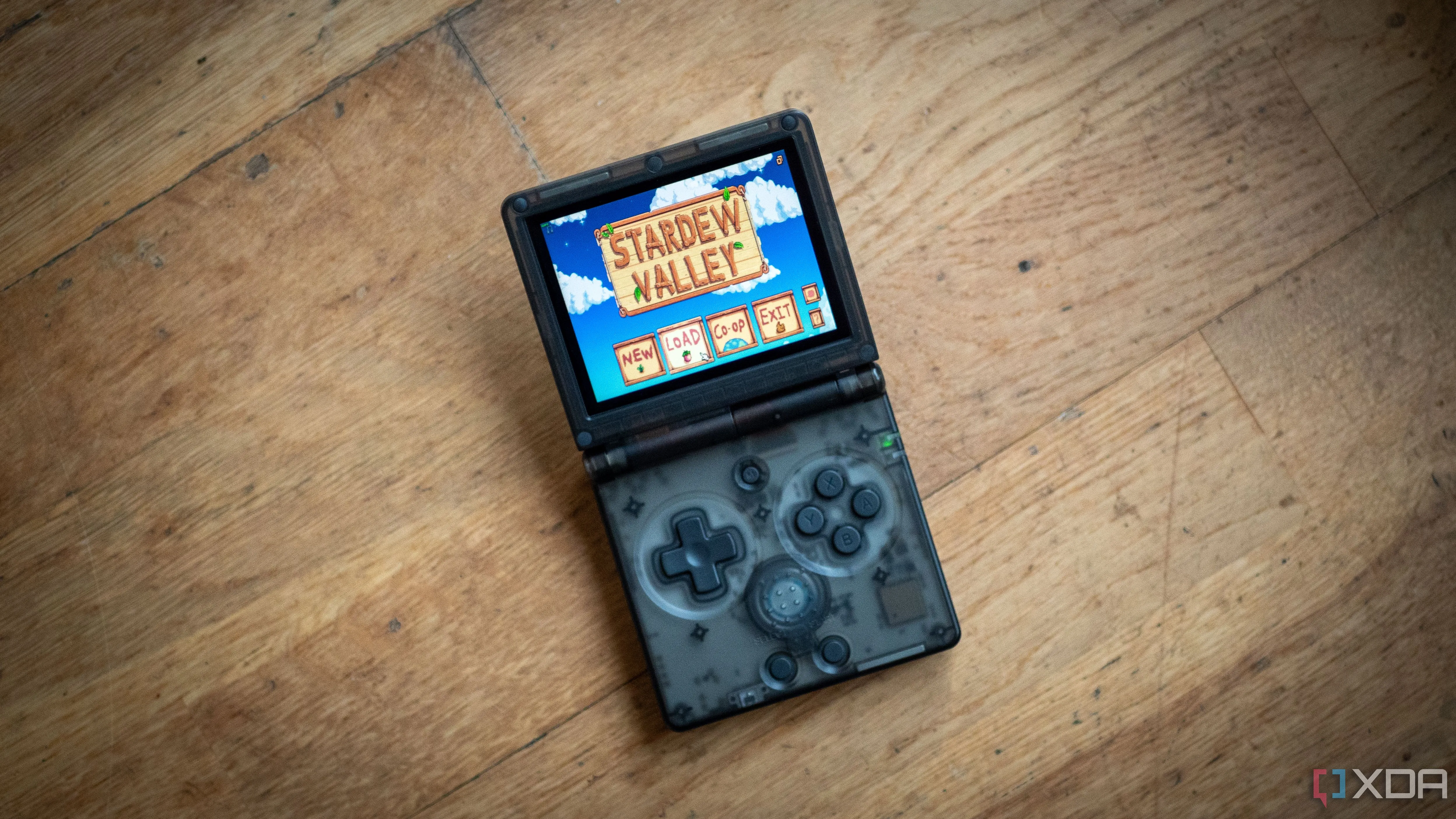 Người dùng chơi game Stardew Valley trên Anbernic RG35XXSP qua Moonlight, minh họa khả năng của máy chơi game cầm tay