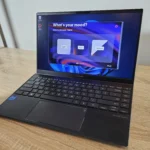 Người dùng đang cài đặt và trải nghiệm trình duyệt Opera trên laptop.