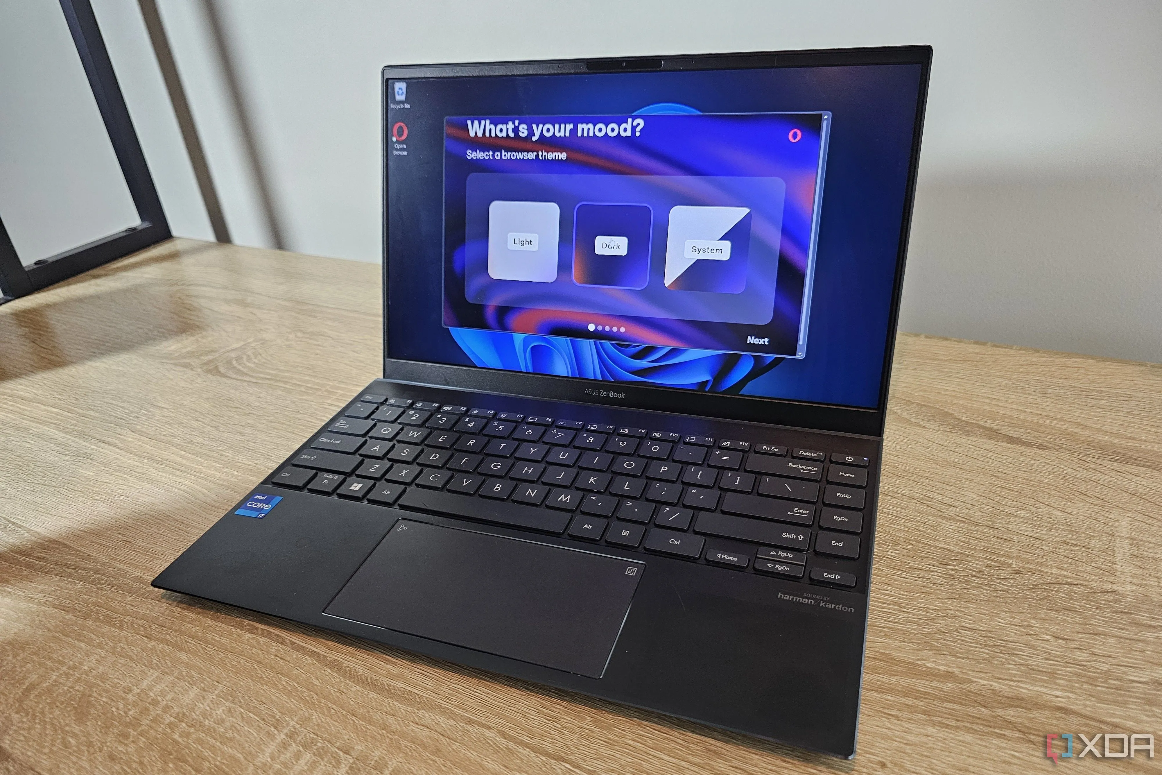 Người dùng đang cài đặt và trải nghiệm trình duyệt Opera trên laptop.