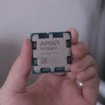 Người dùng đang cầm bộ vi xử lý AMD Ryzen 9 9950X, minh họa việc undervolt CPU để tối ưu hiệu năng và nhiệt độ.