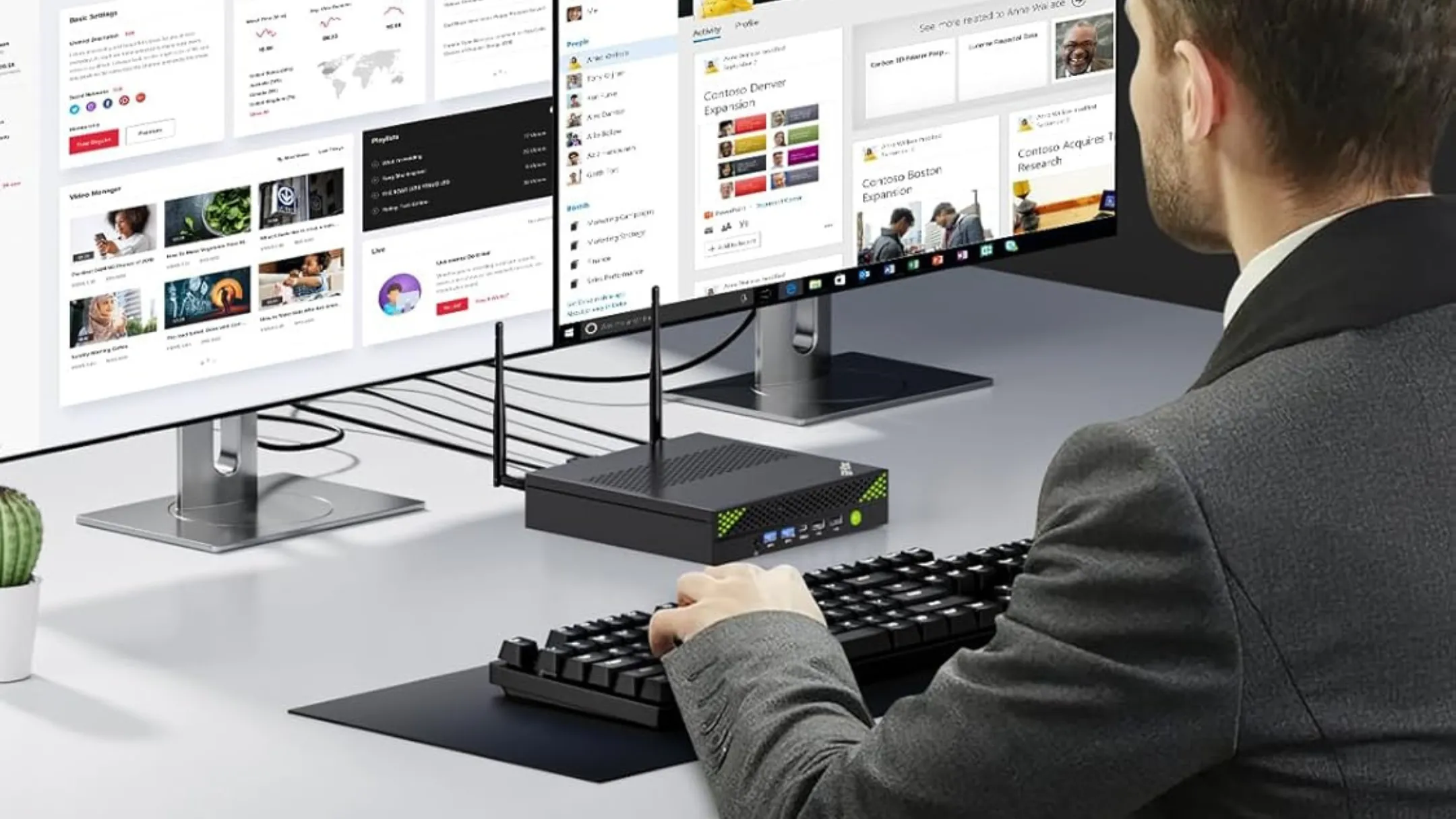Người dùng đang làm việc với máy tính mini GMKtec, thể hiện sự nhỏ gọn và linh hoạt