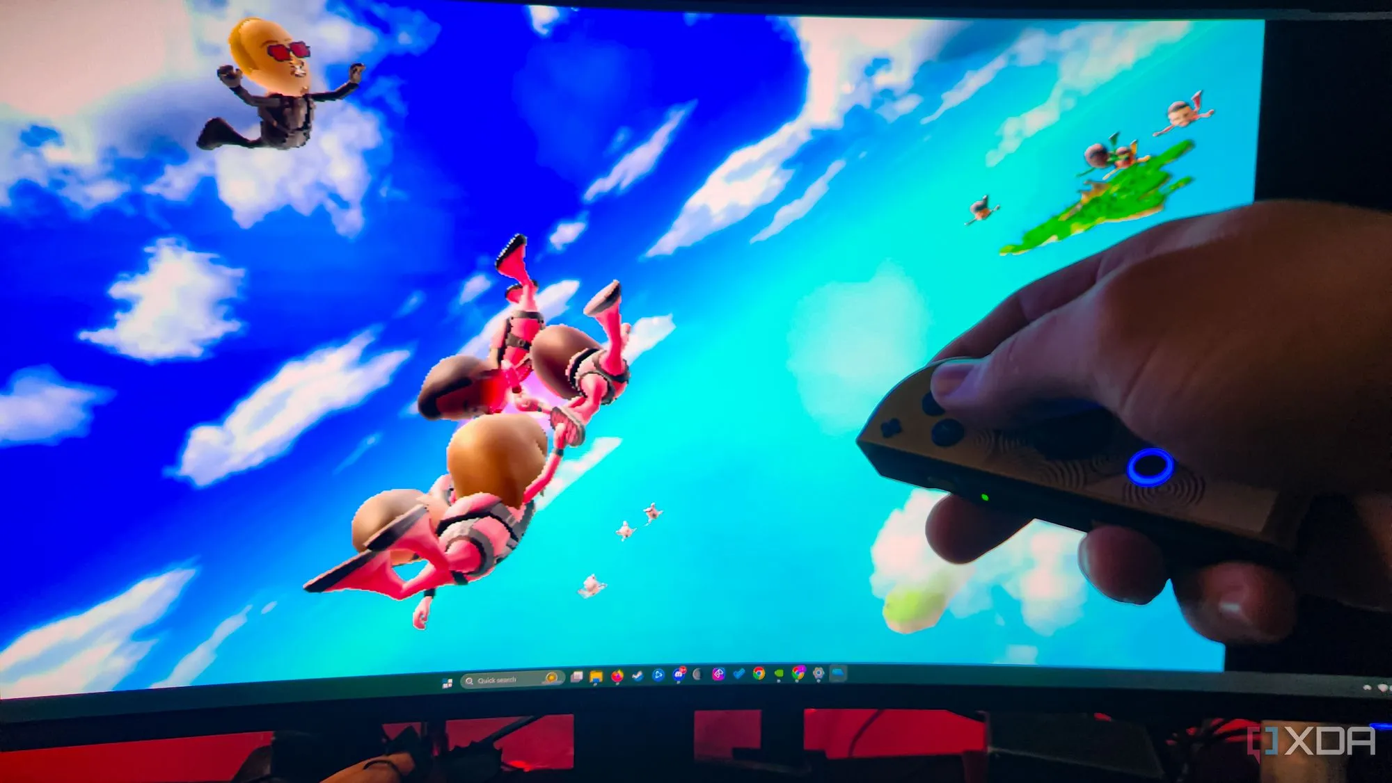 Người dùng đang thoải mái chơi game PC với tay cầm Nintendo Joy-Con ở tư thế thư giãn.