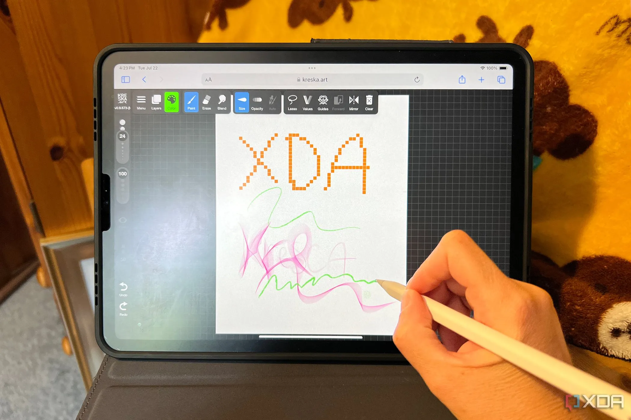 Người dùng đang vẽ trên ứng dụng Kreska trên iPad bằng bút Apple Pencil, minh họa khả năng tương thích của Kreska với các thiết bị cảm ứng.
