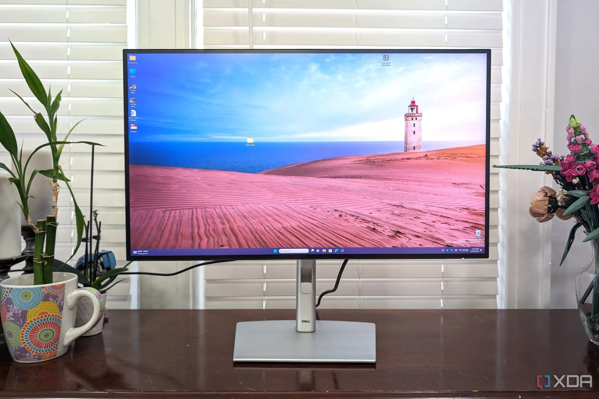 Người dùng nên thường xuyên nhìn ra xa màn hình Dell UltraSharp27 để mắt được thư giãn, áp dụng quy tắc 20-20-20.