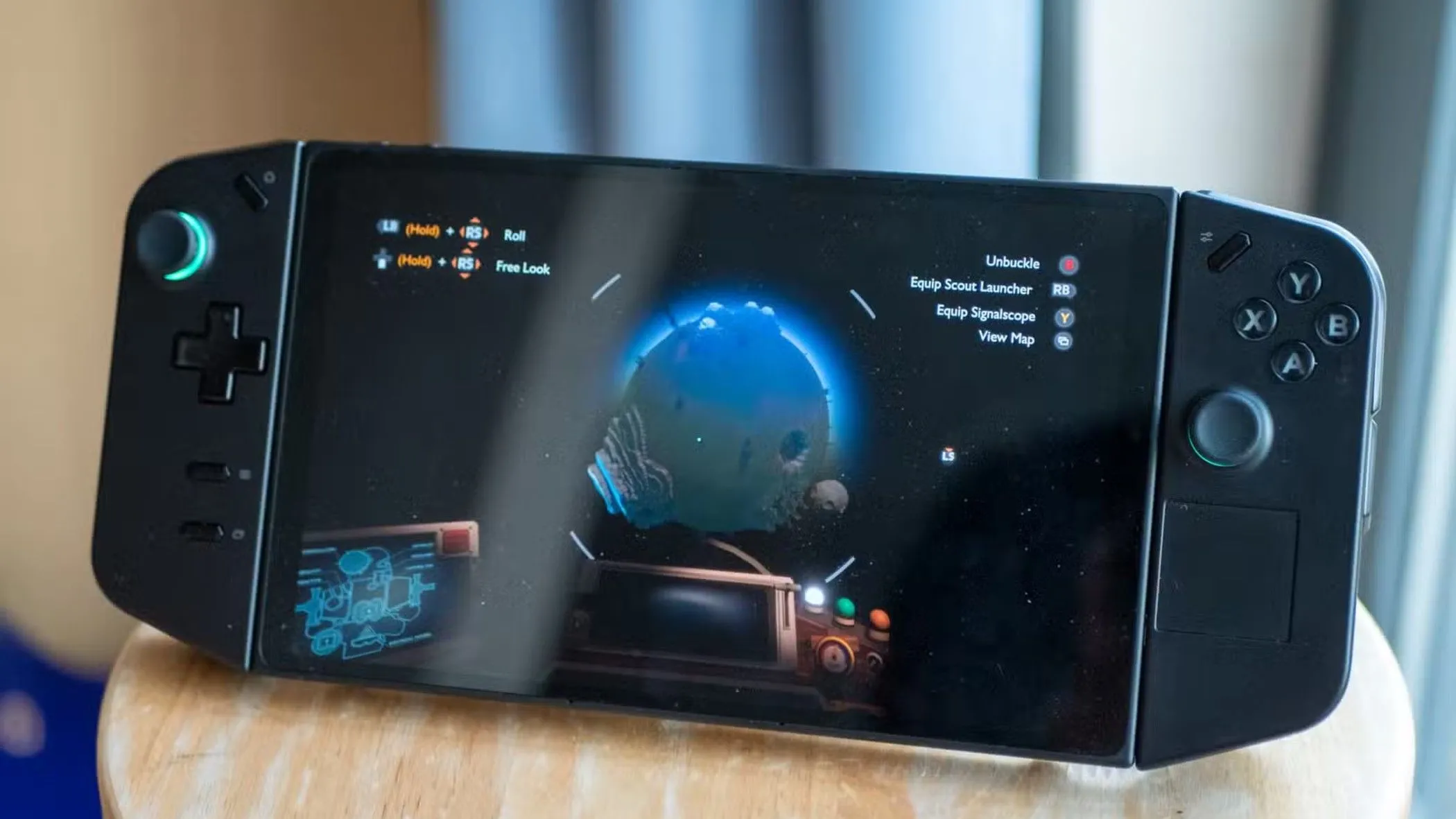 Người dùng trải nghiệm chơi game Outer Wilds trên máy cầm tay Lenovo Legion Go S chạy SteamOS