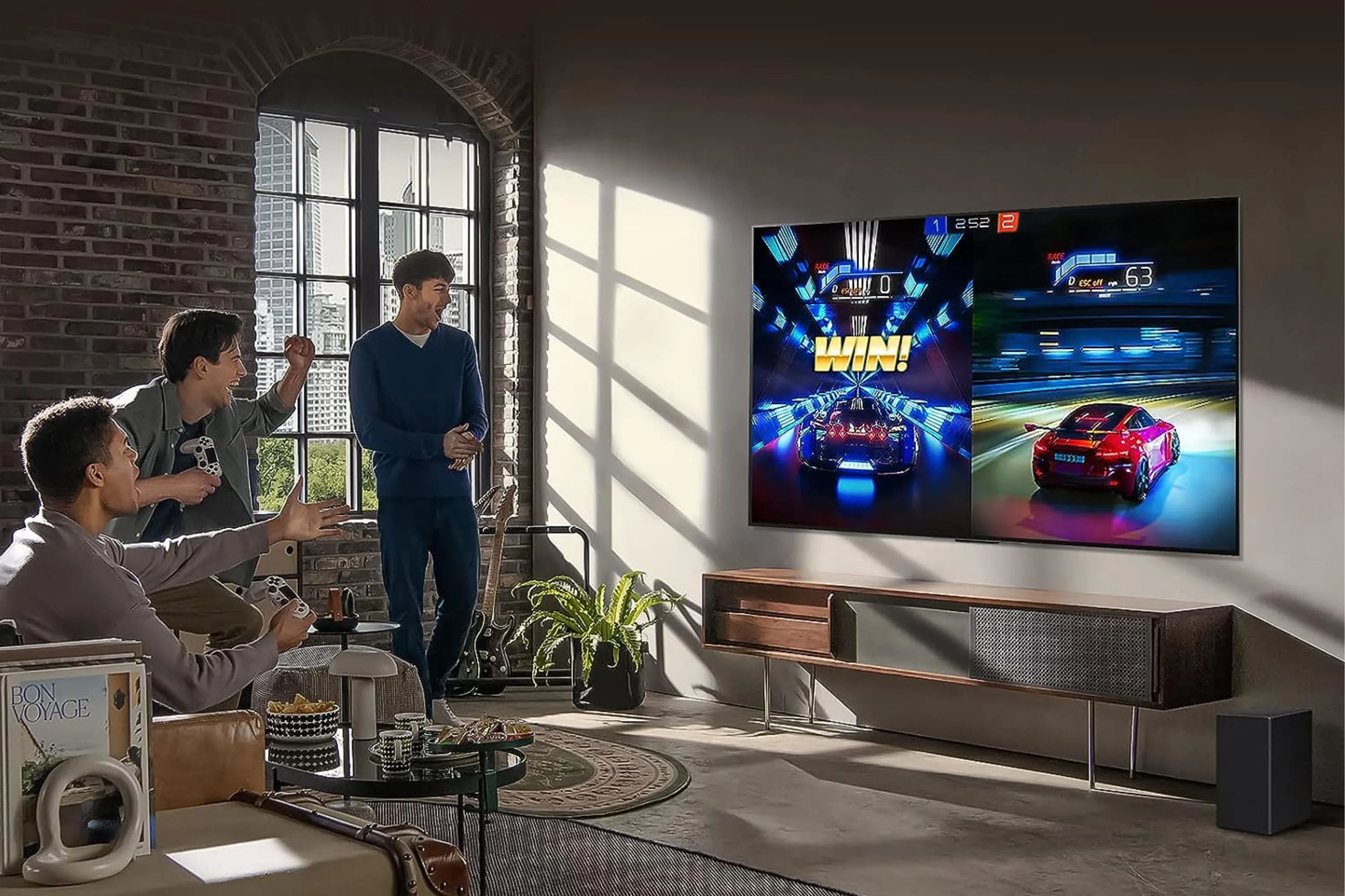 Người dùng trải nghiệm chơi game trên Smart TV LG G3 OLED treo tường cùng gia đình