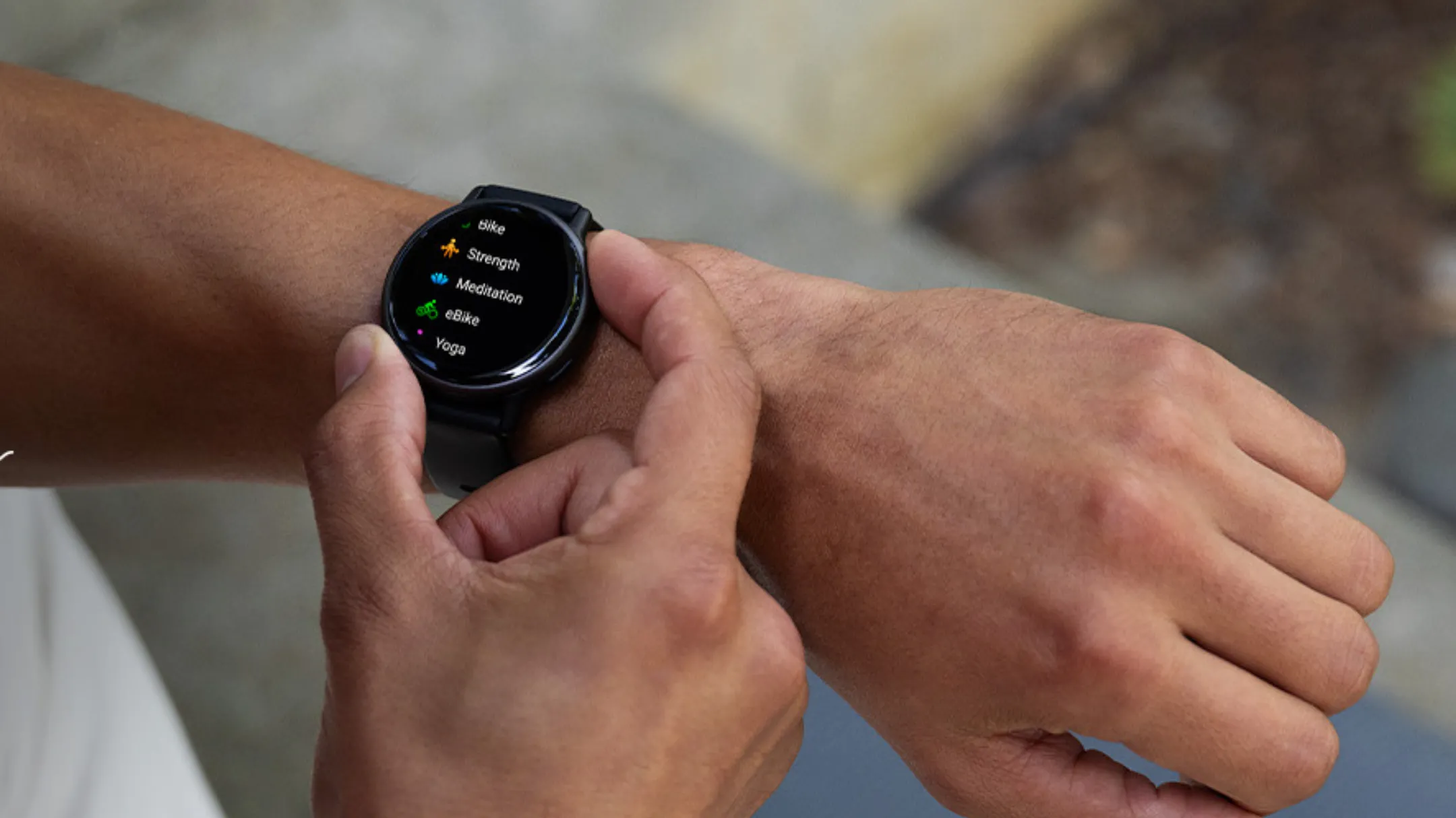 Người dùng trải nghiệm Garmin Vivoactive 5 trên cổ tay, thể hiện thiết kế nhỏ gọn