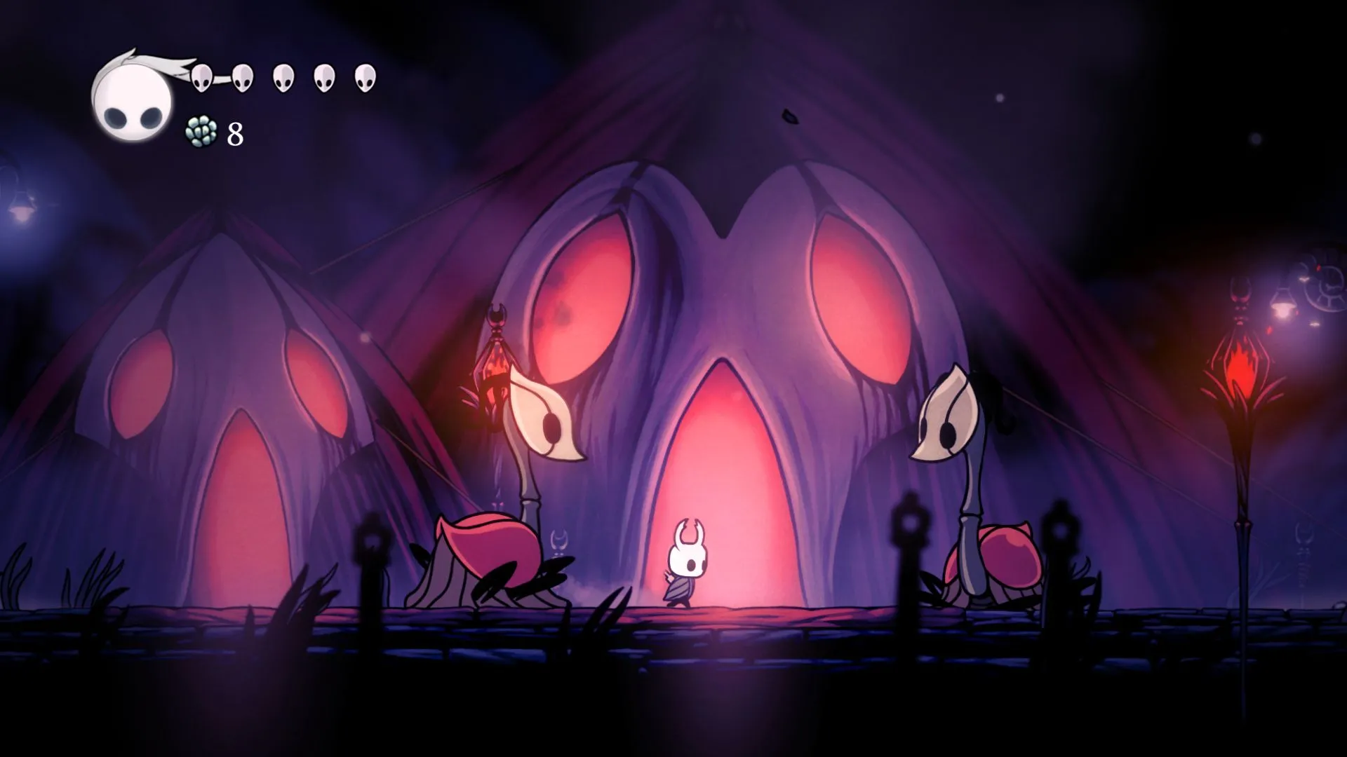 Nhân vật chính Hiệp Sĩ trong game Hollow Knight đứng giữa hai sinh vật, thể hiện không khí u ám và nghệ thuật của trò chơi.