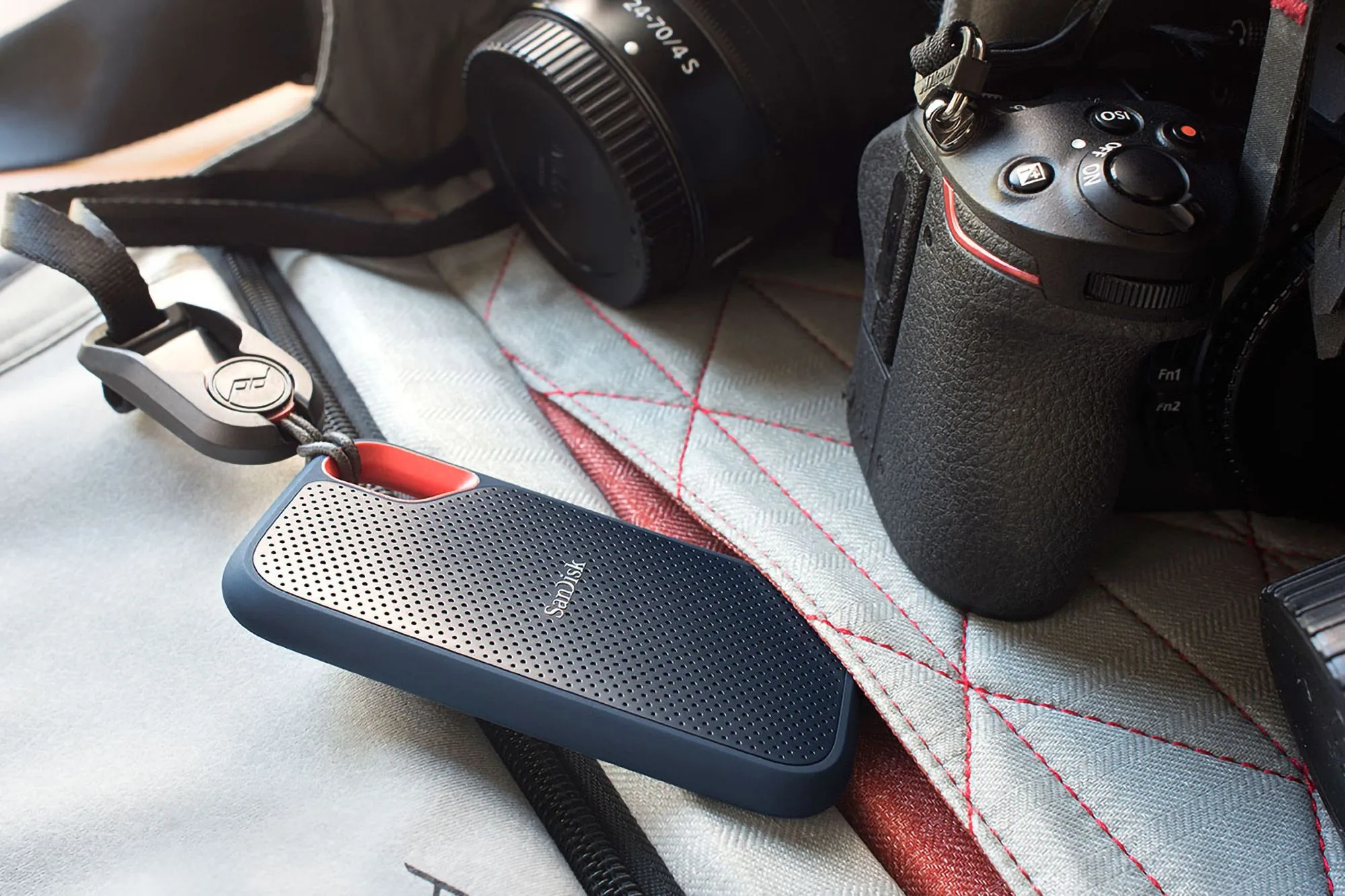 Ổ cứng SanDisk Extreme Portable SSD nổi bật với lớp vỏ cao su bền bỉ và khả năng chống sốc