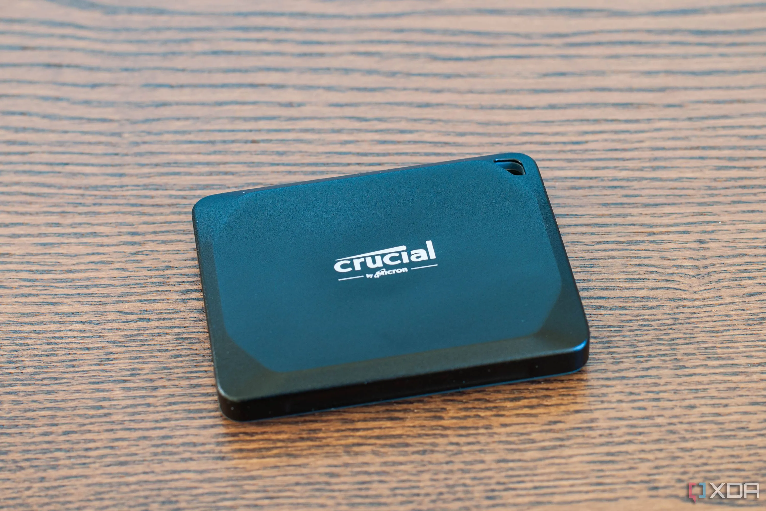 Ổ cứng SSD di động Crucial X10 Pro với thiết kế hiện đại trên bàn làm việc, tượng trưng cho giải pháp lưu trữ mạnh mẽ và tiện ích