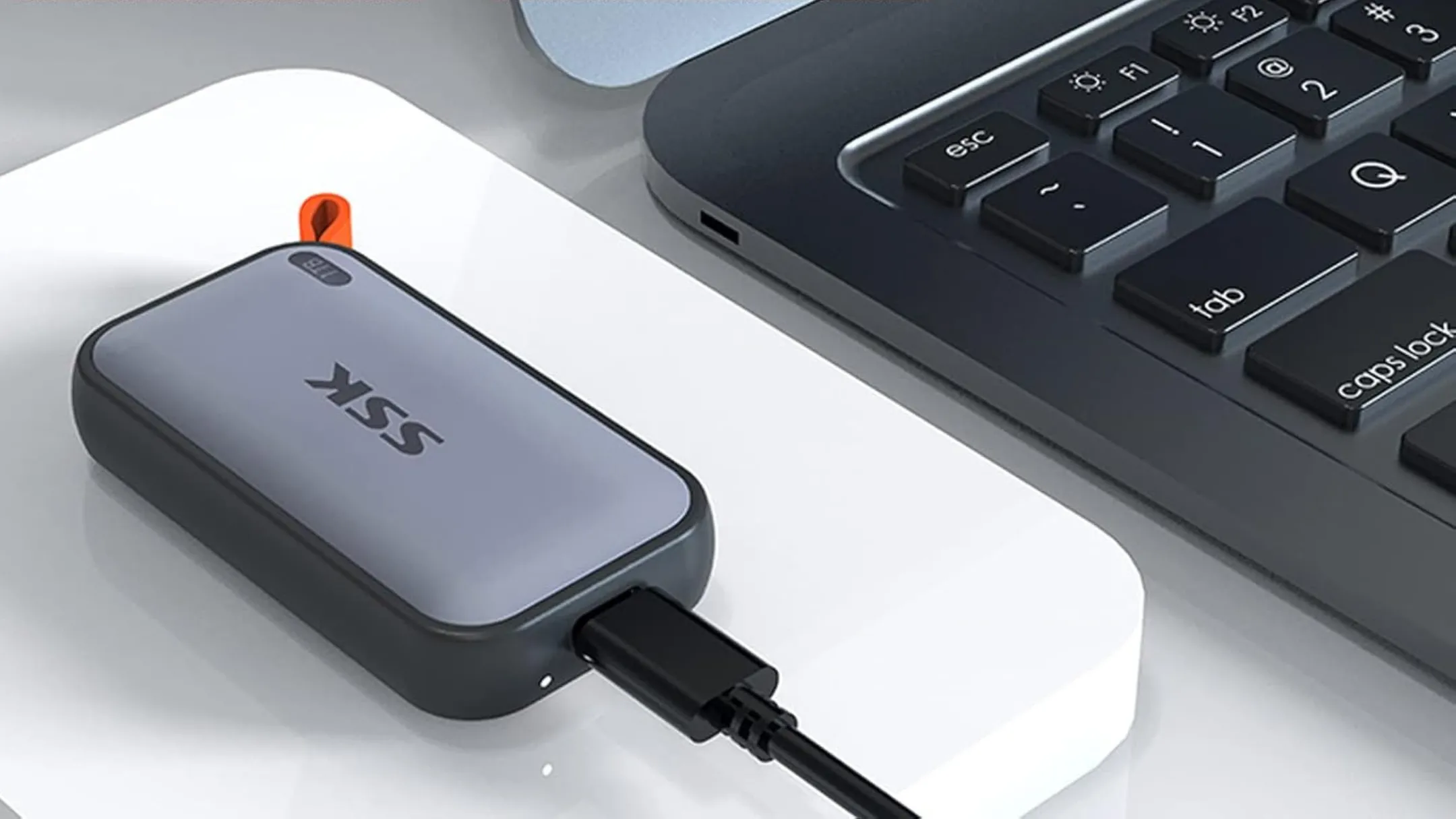Ổ cứng SSD di động SSK đặt cạnh máy tính xách tay, thể hiện khả năng kết nối đa thiết bị