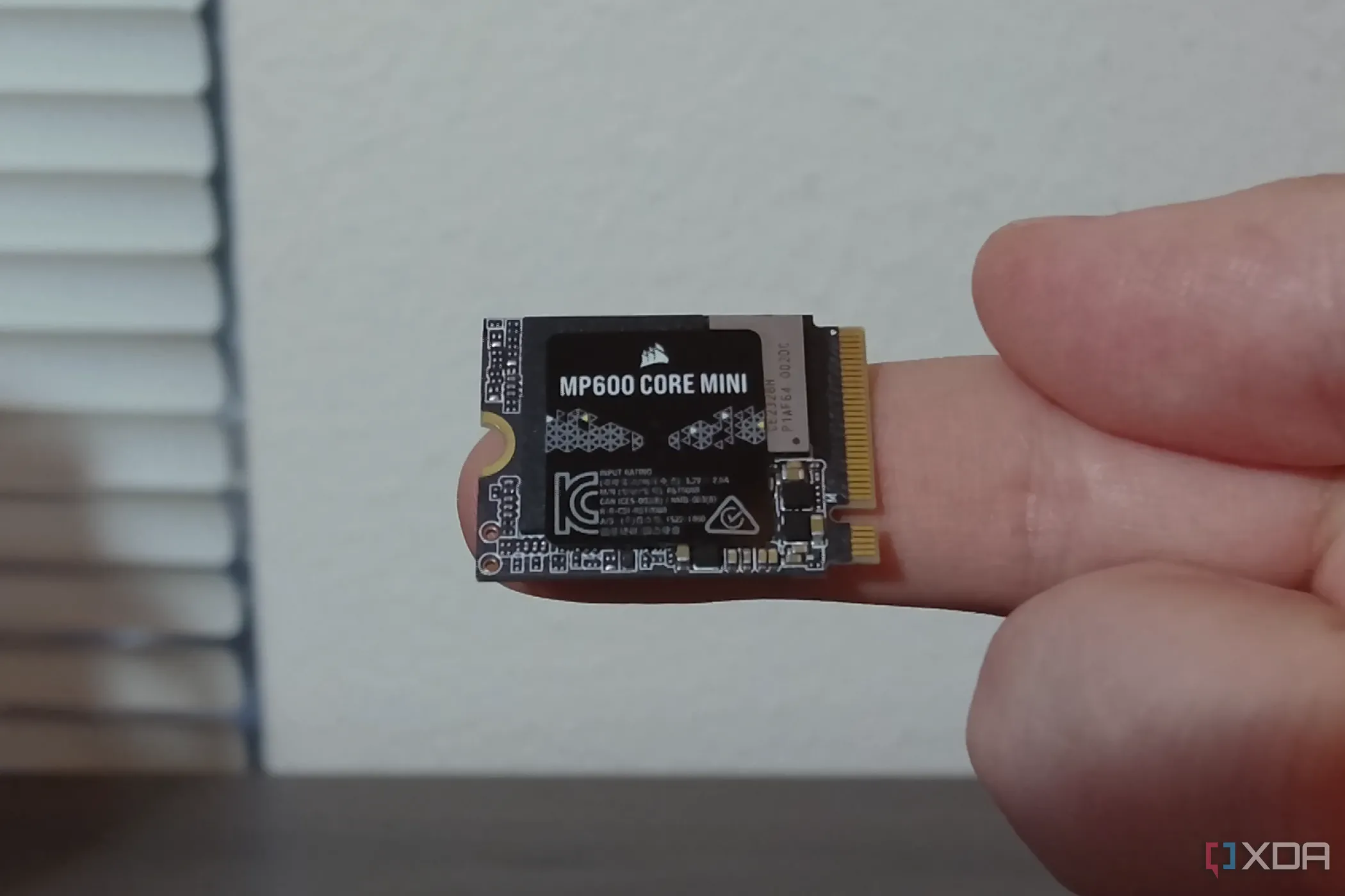 Ổ cứng SSD M.2 NVMe Corsair MP600 Core Mini với key M, minh họa kích thước nhỏ gọn.