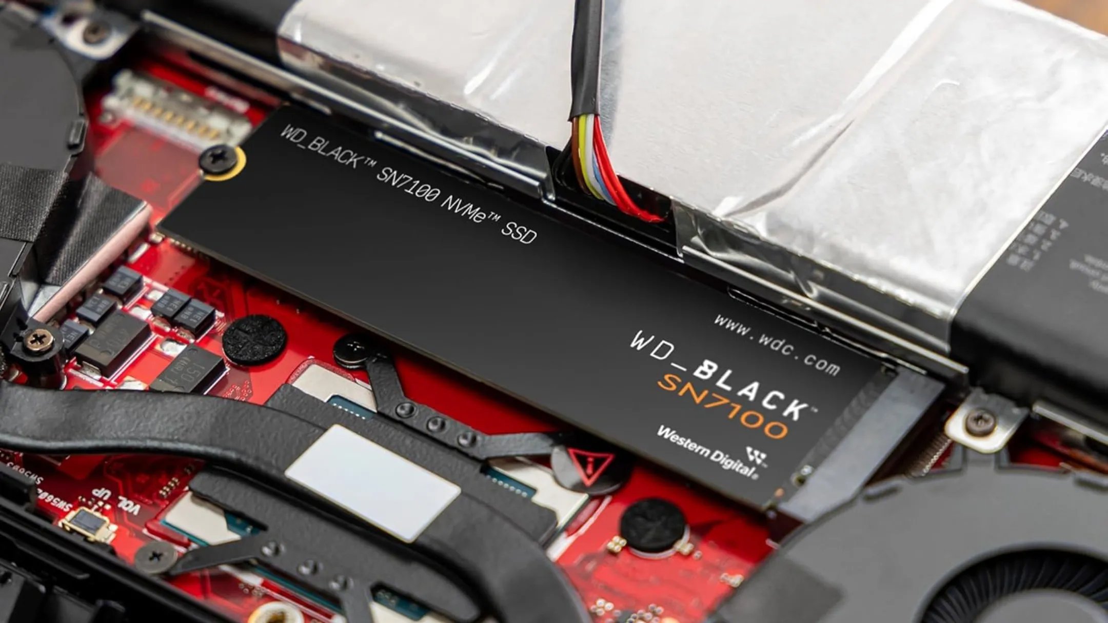 Ổ cứng SSD NVMe WD_BLACK 4TB SN7100 được lắp đặt trong thiết bị, biểu tượng cho công nghệ SSD giúp loại bỏ thời gian tải game trên console thế hệ hiện tại.