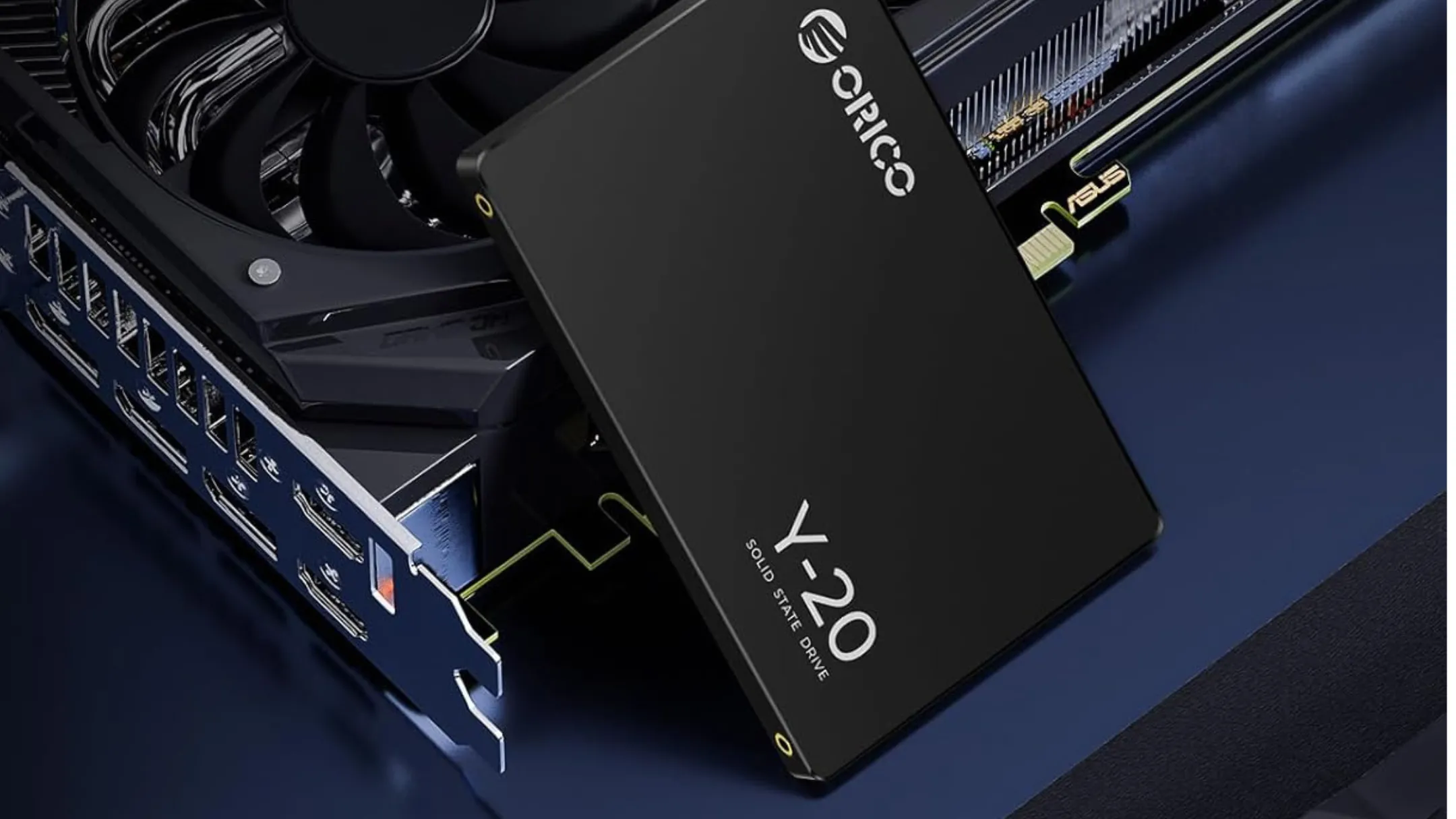 Ổ cứng SSD ORICO 4TB SATA kích thước 2.5 inch đặt cạnh card đồ họa trong máy tính