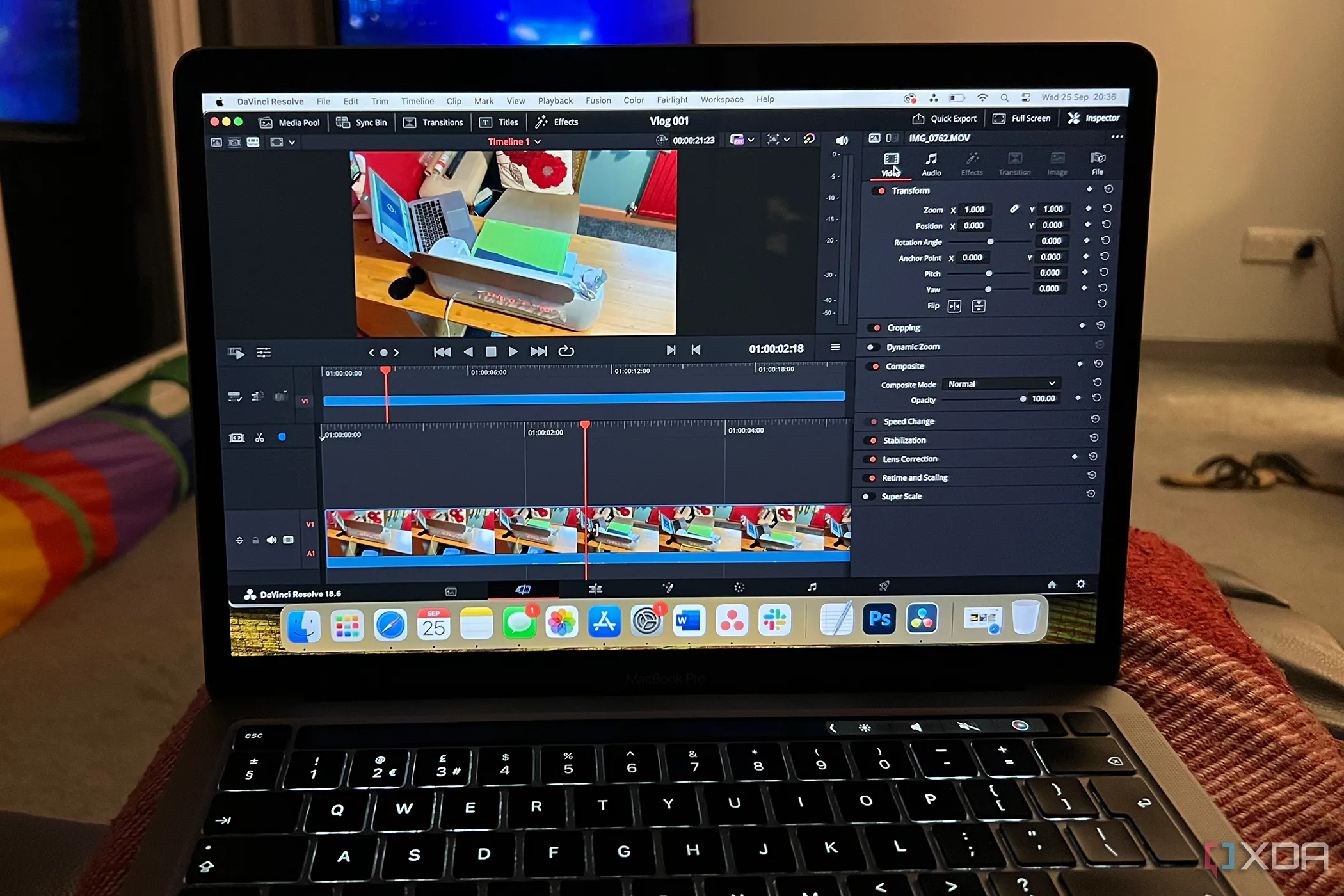 Phần mềm chỉnh sửa video DaVinci Resolve đang chạy trên máy tính MacBook, minh họa ứng dụng đòi hỏi cao về tài nguyên.