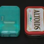 Pi Tin: Máy chơi game mini Raspberry Pi nằm gọn trong hộp kẹo Altoids khi so sánh kích thước