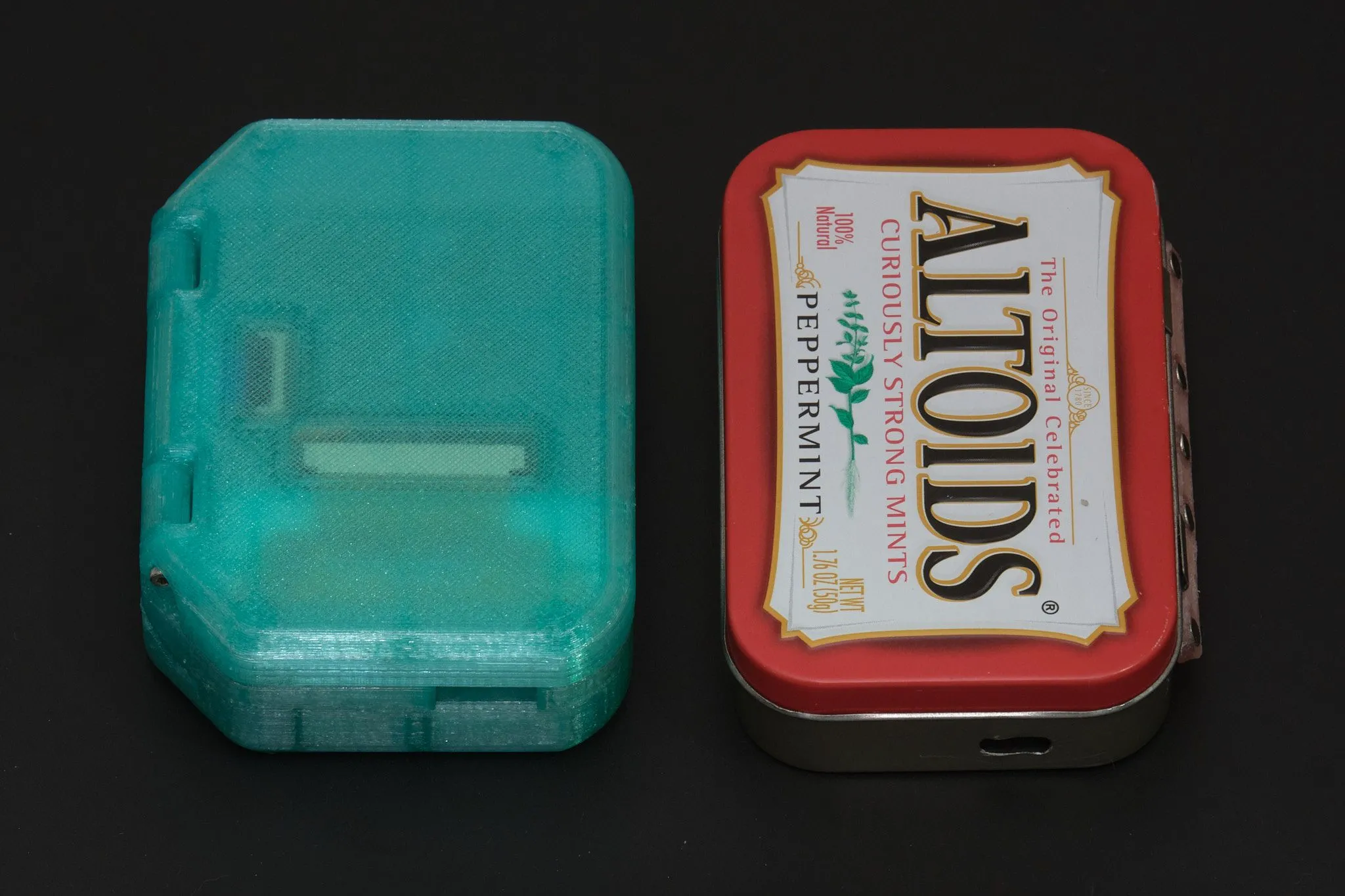 Pi Tin: Máy chơi game mini Raspberry Pi nằm gọn trong hộp kẹo Altoids khi so sánh kích thước