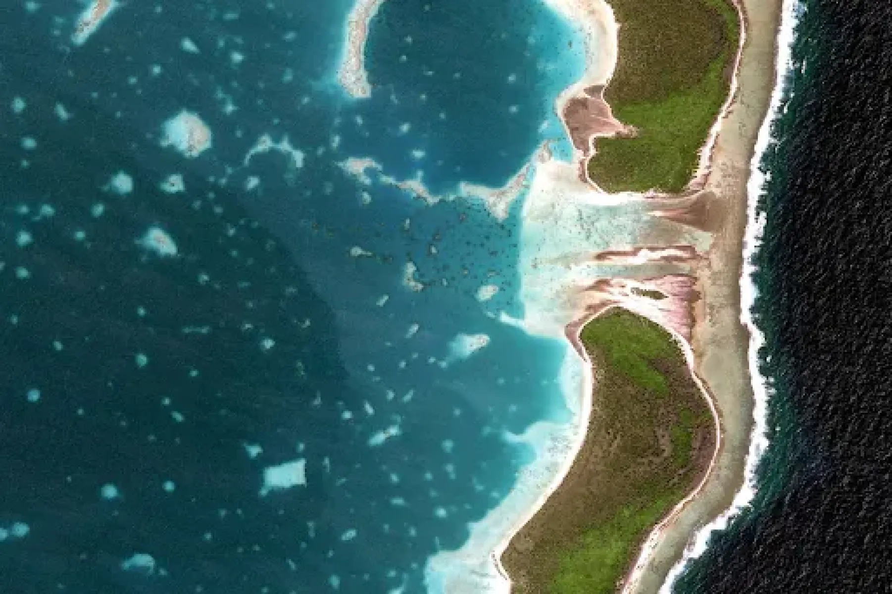 Quần đảo Marshall nhìn từ Google Earth, hiển thị nhiều hòn đảo nhỏ, rạn san hô và đại dương xanh biếc
