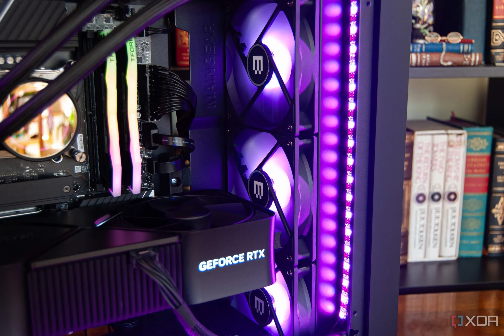 Quạt tản nhiệt AIO Maingear MG-1 Legendary AiO trong thùng máy tính
