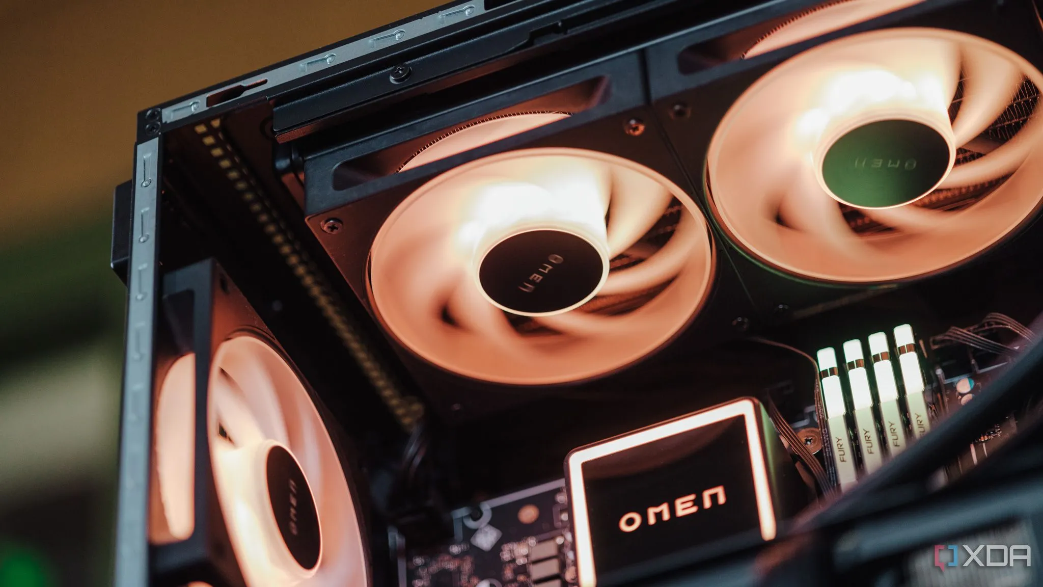 Quạt tản nhiệt AIO với đèn LED cam nhạt trên PC gaming