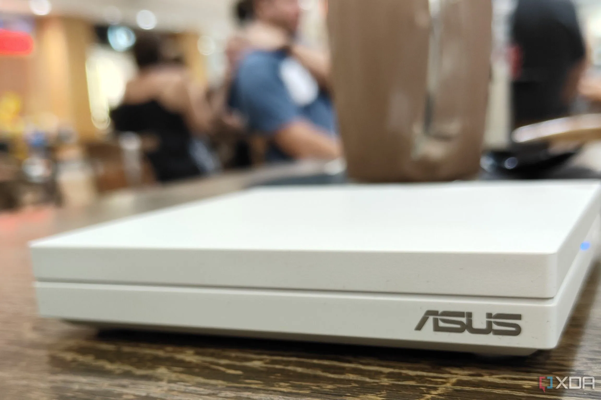Router du lịch nhỏ gọn trên bàn tại sân bay, minh họa khả năng kết nối VPN khi di chuyển