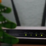 router hoạt động ổn định trong nhà với đèn báo sáng