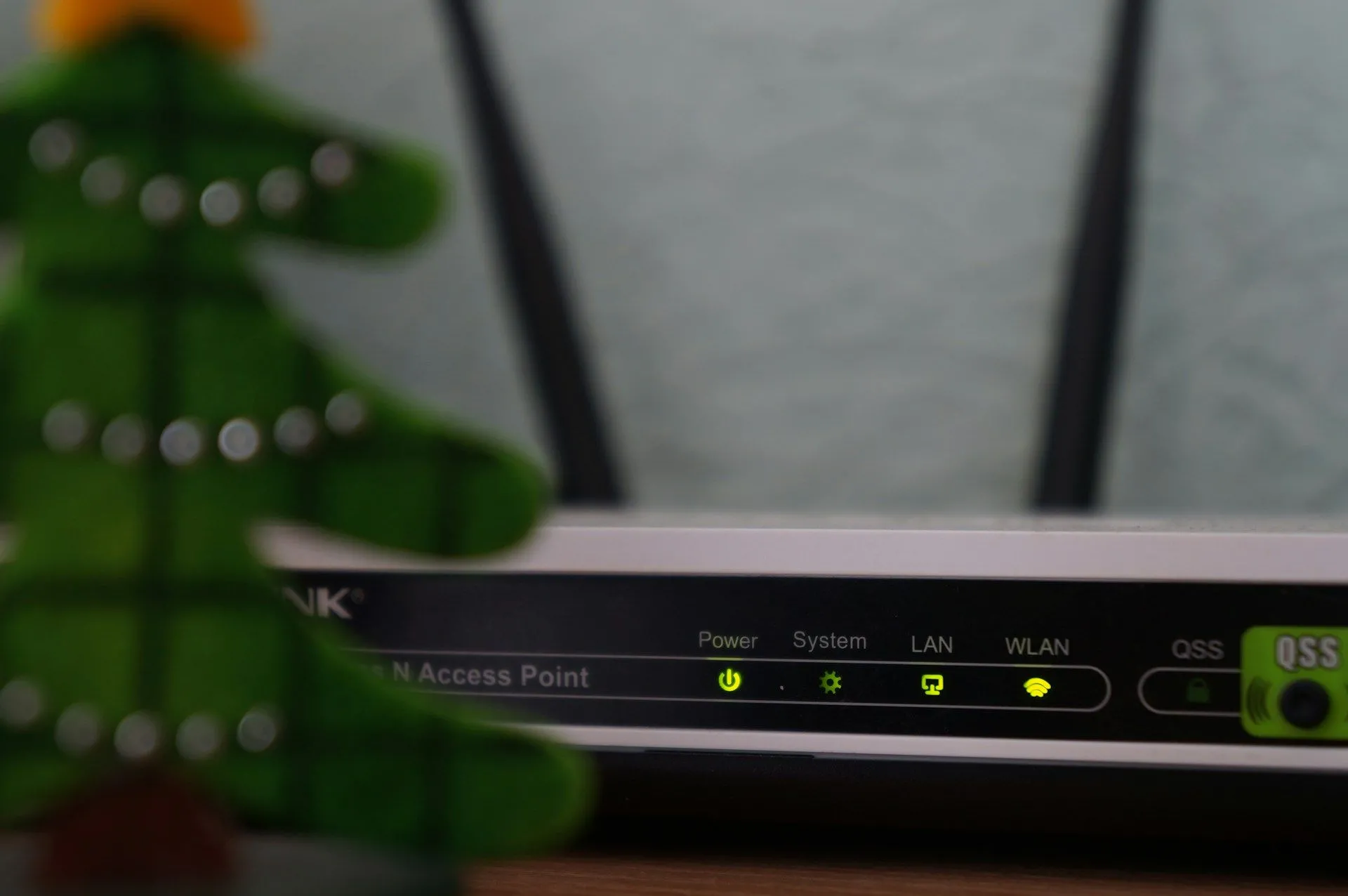 router hoạt động ổn định trong nhà với đèn báo sáng