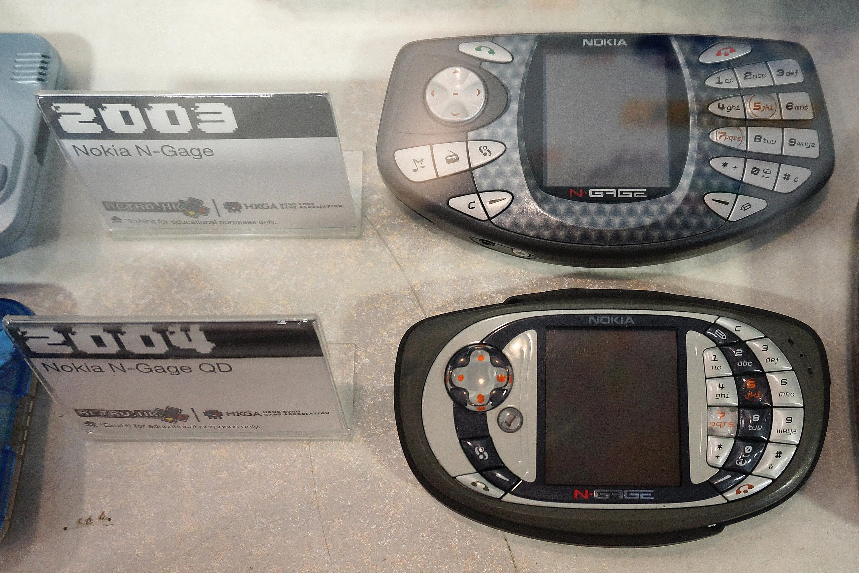 So sánh hai phiên bản Nokia N-Gage và N-Gage QD, thiết bị lai điện thoại và console cầm tay với thiết kế độc đáo.
