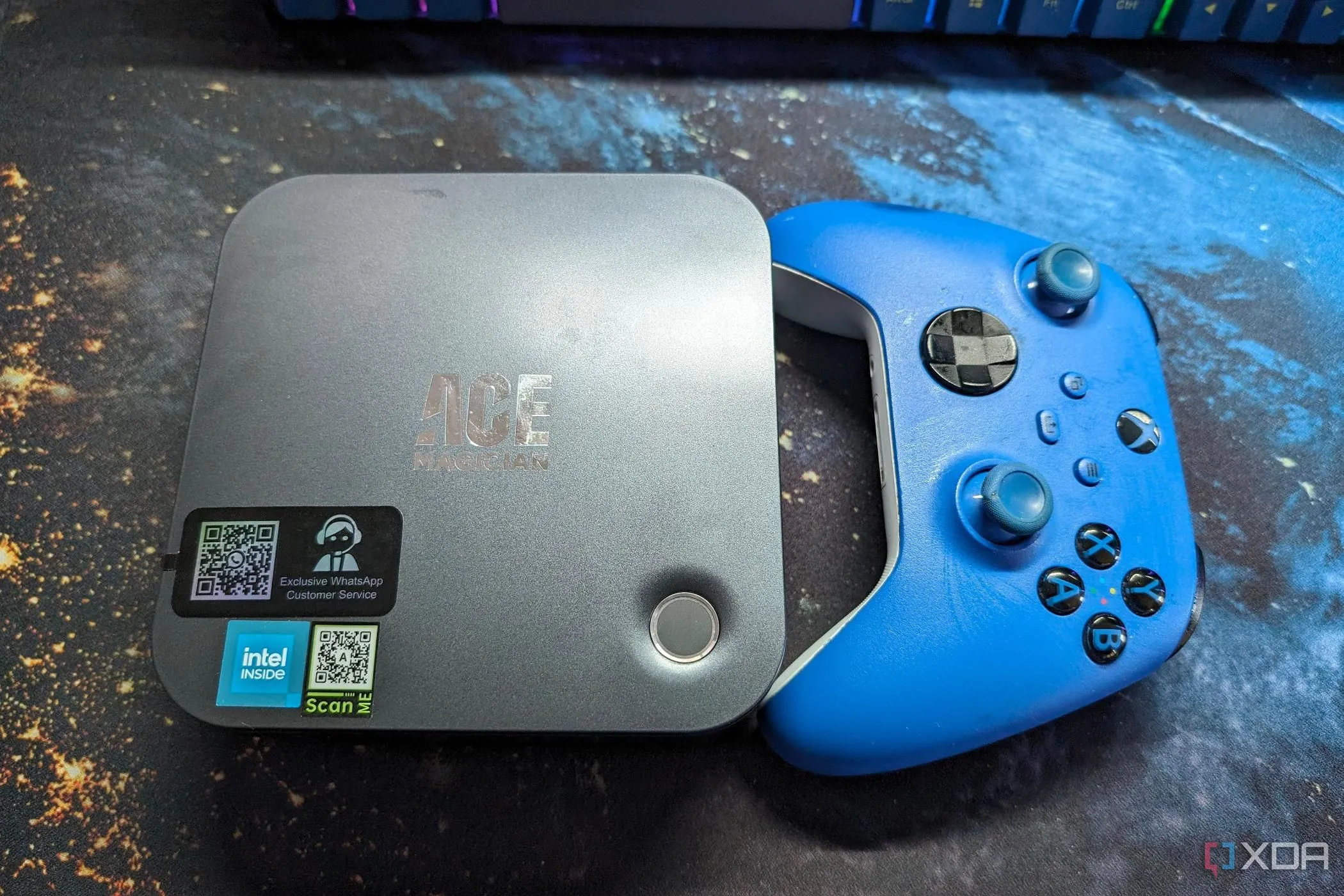 So sánh kích thước Mini PC Intel với tay cầm Xbox, minh họa tính di động vượt trội